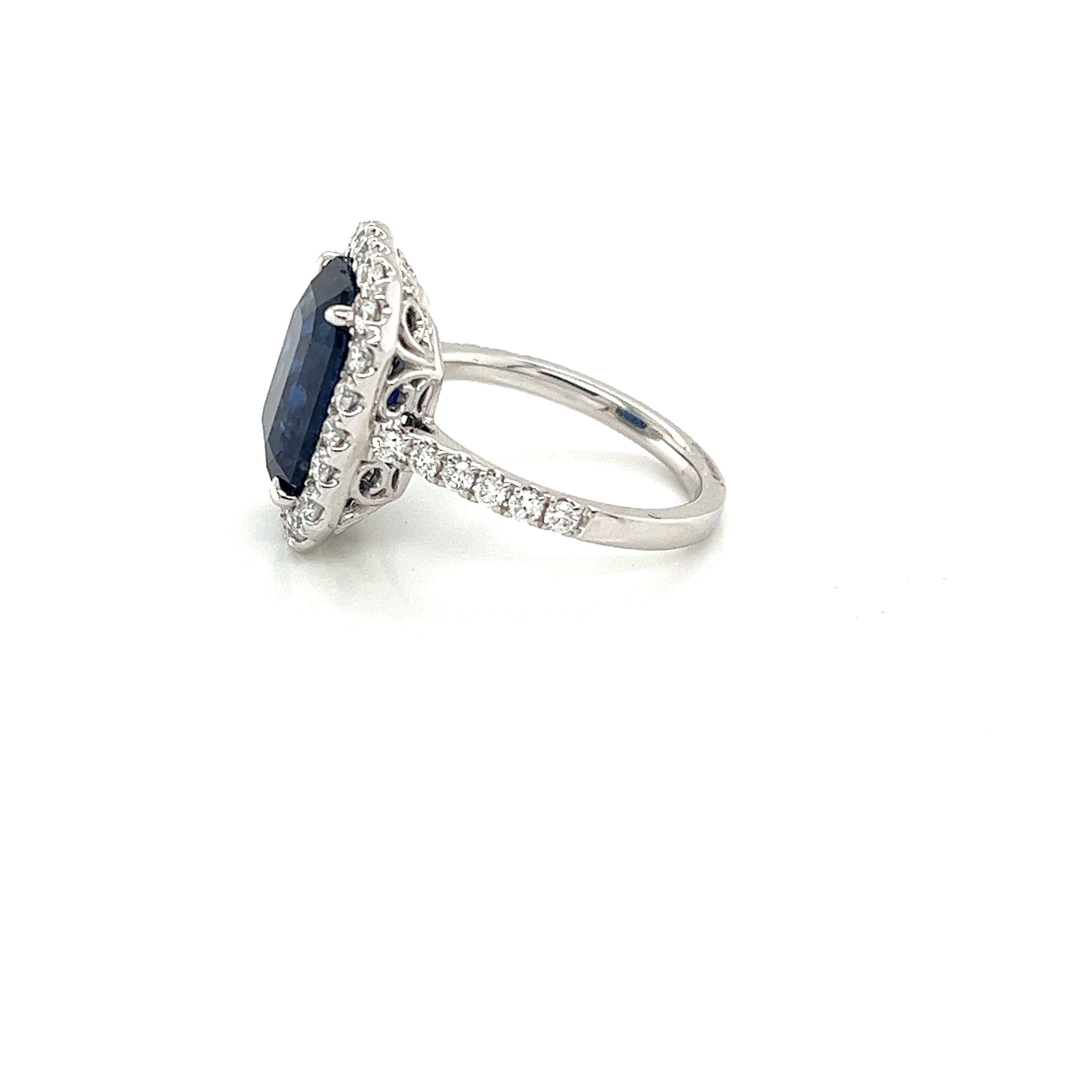 GIA-zertifizierter Ceylon-Saphir- und Diamant-Halo-Ring aus 18 Karat Weigold (Moderne) im Angebot