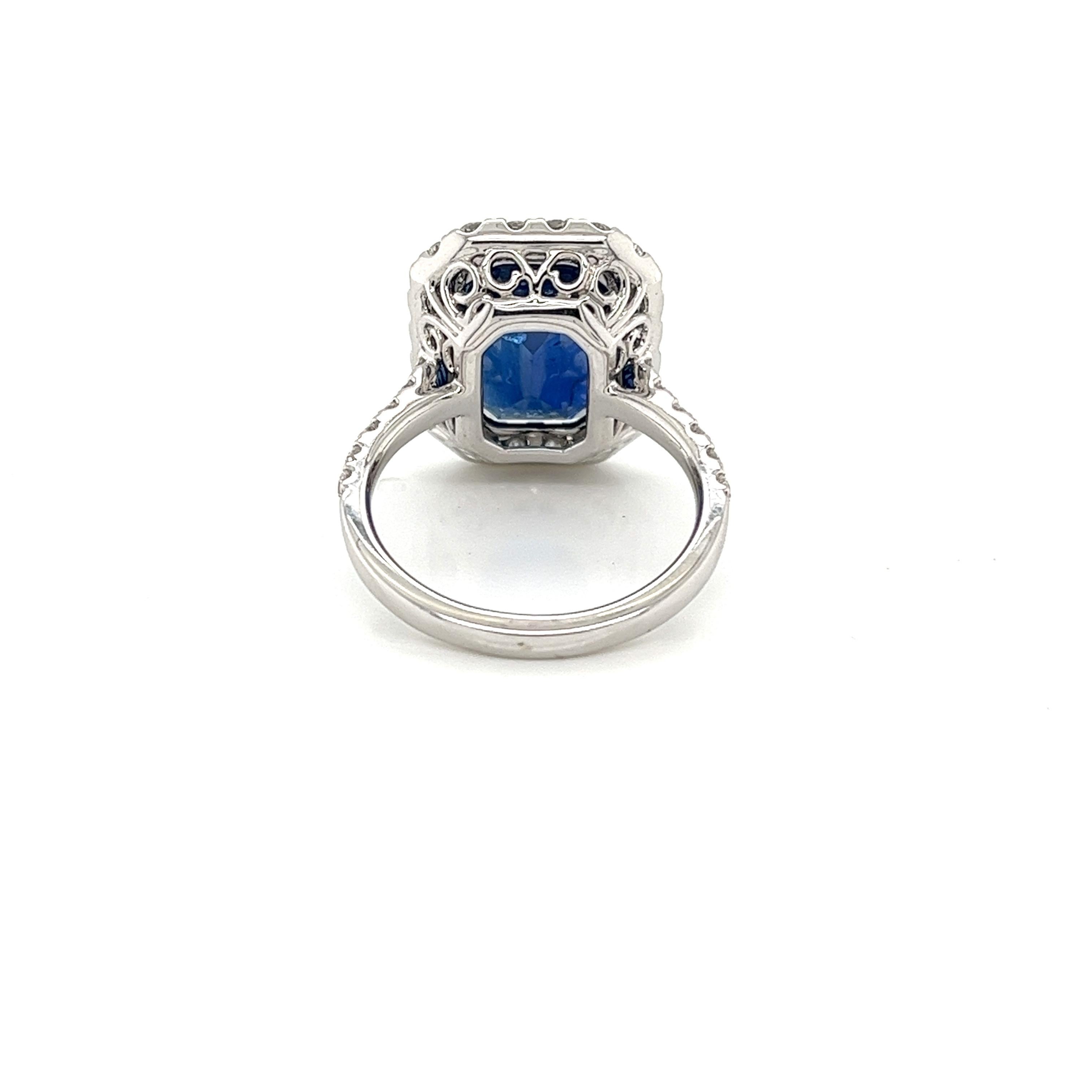 GIA-zertifizierter Ceylon-Saphir- und Diamant-Halo-Ring aus 18 Karat Weigold (Smaragdschliff) im Angebot