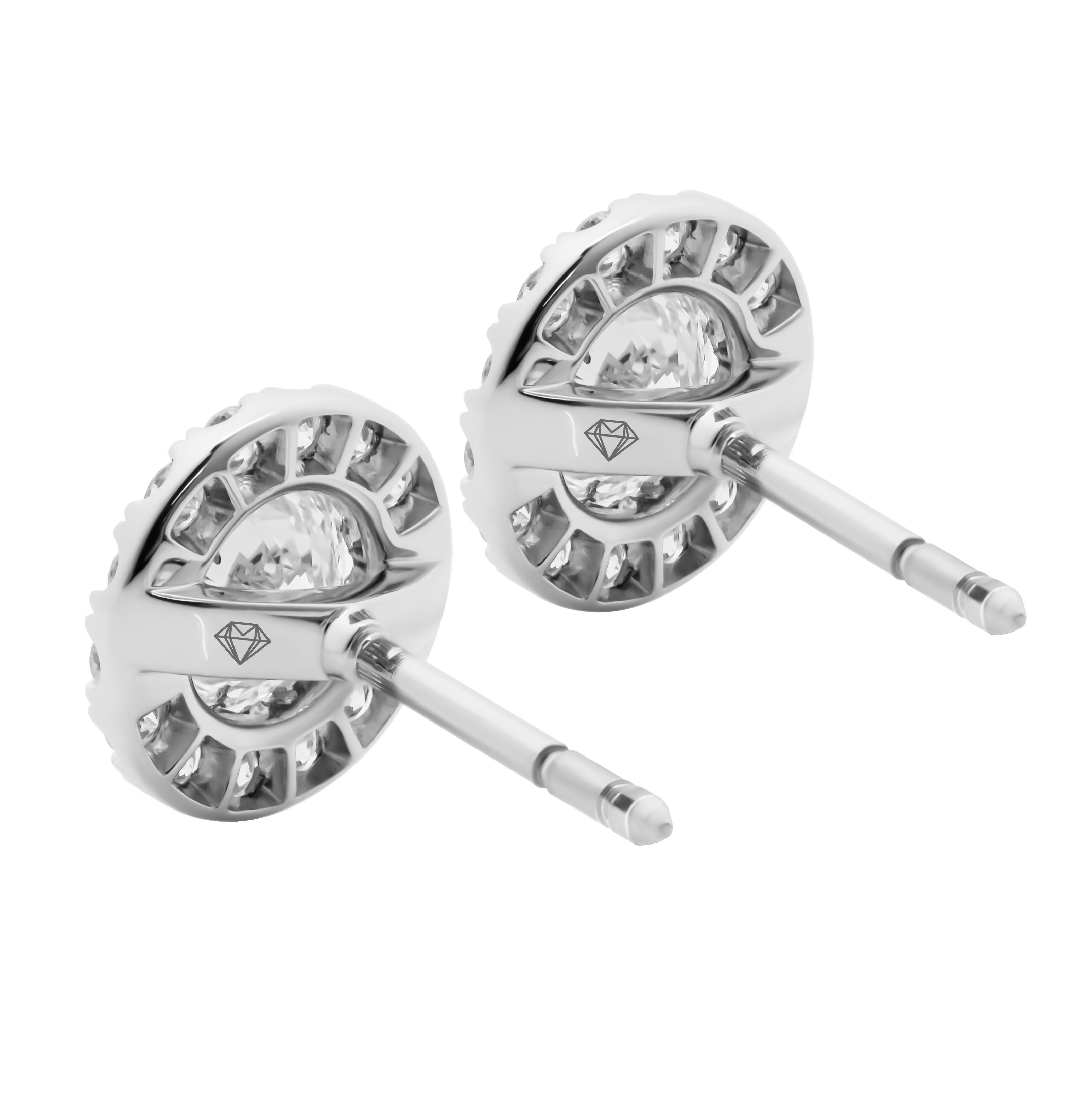 GIA Certified Classic halo studs in Platinum In New Condition For Sale In New York, NY