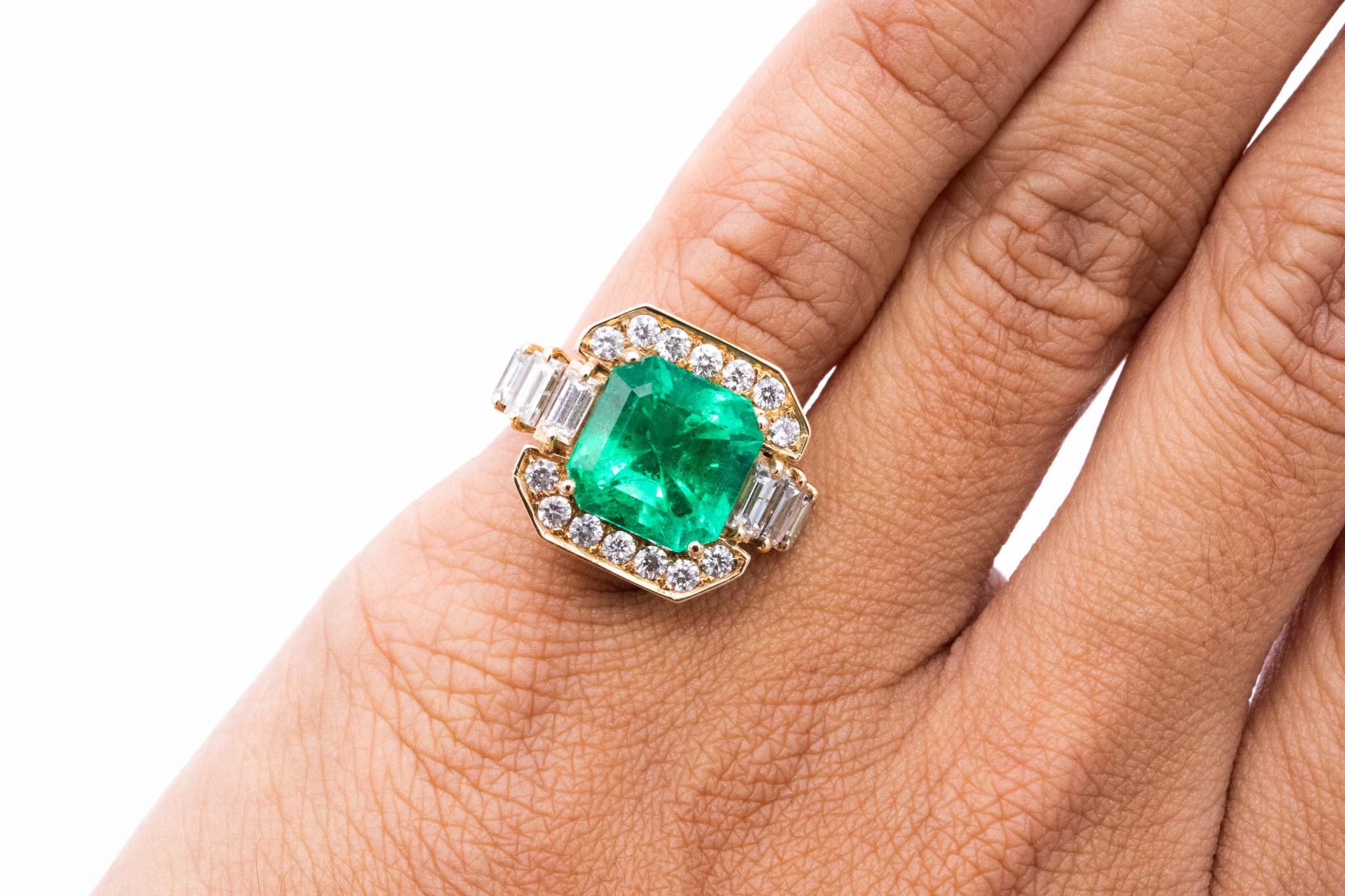 Gia Certified Cocktail Ring 18Kt Gold With 10.32 Ctw Colombian Emerald & Diamond In Excellent Condition For Sale In Miami, FL
