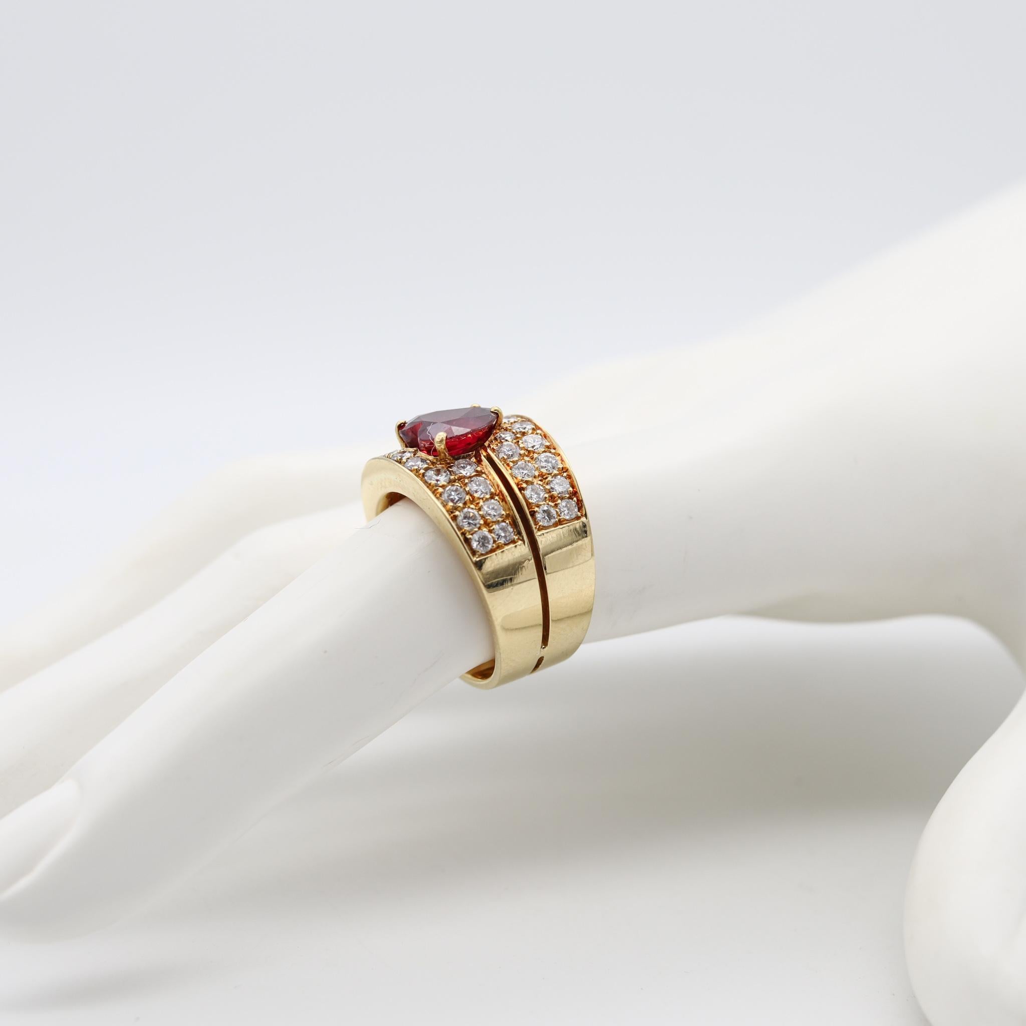 Bague cocktail certifiée Gia en or jaune 18 carats avec diamants rouges taille cœur de 4,11 carats et rubis Excellent état - En vente à Miami, FL