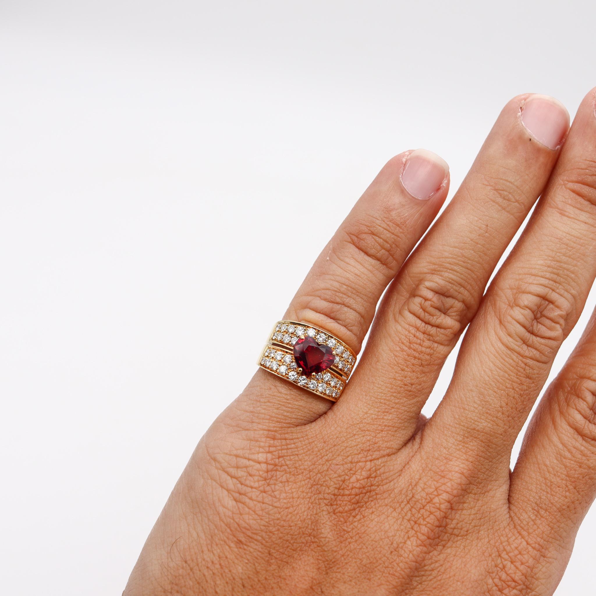 Bague cocktail certifiée Gia en or jaune 18 carats avec diamants rouges taille cœur de 4,11 carats et rubis Pour femmes en vente