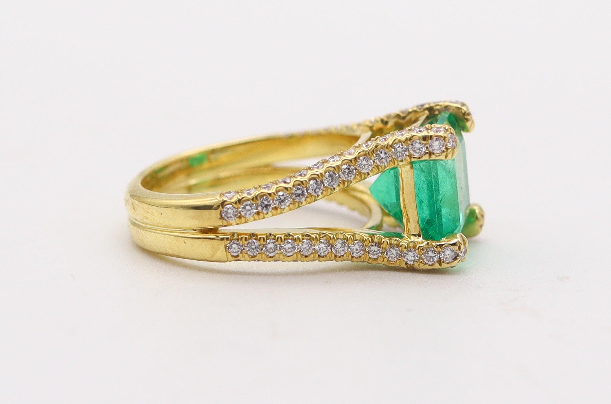 GIA CERTIFIED Cocktail Ring In 18Kt Gold With 6.58 Ctw In Emerald & Diamonds In Excellent Condition For Sale In Miami, FL
