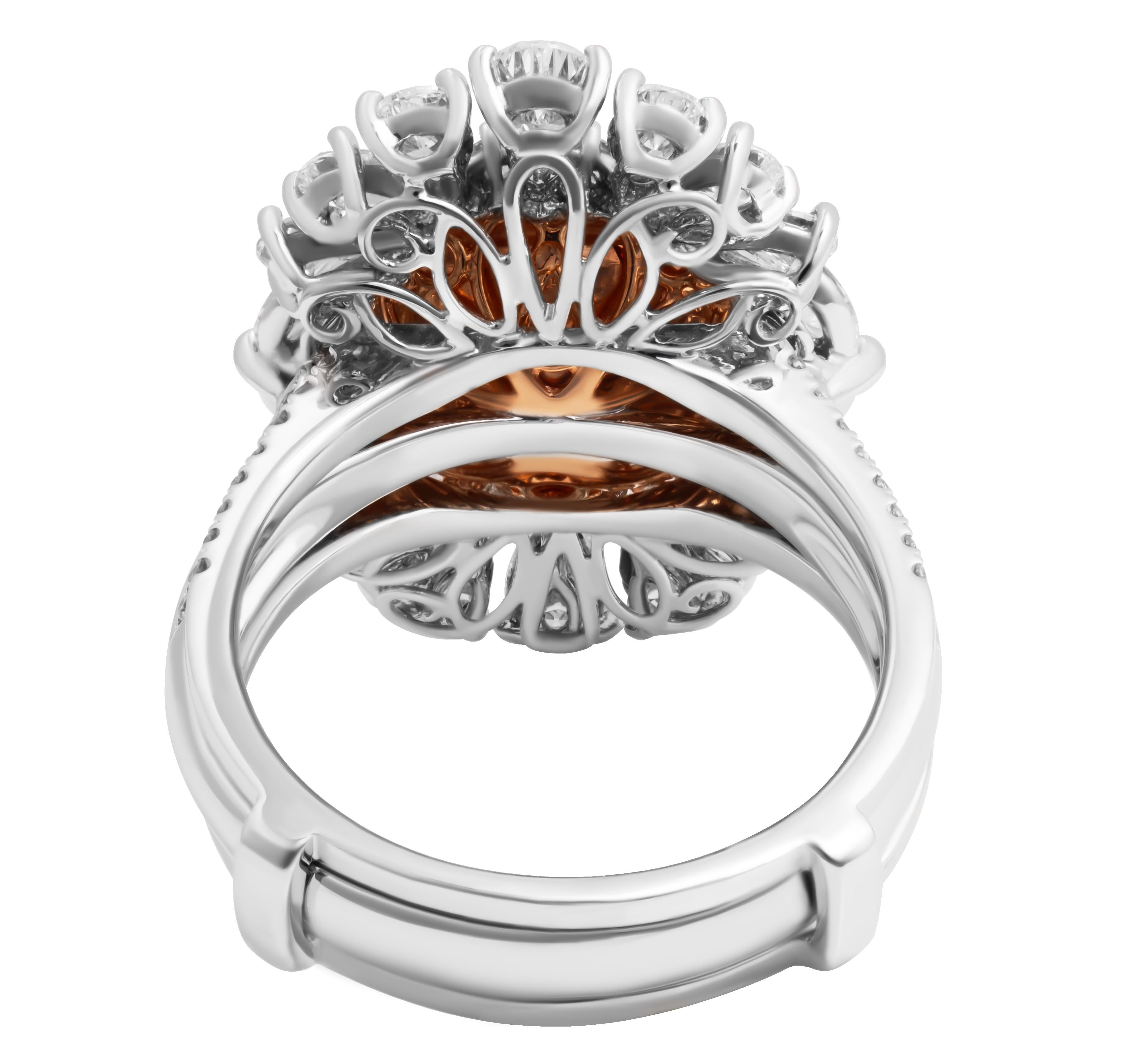 Bague cocktail certifiée GIA 
Monté en or blanc et en or rose 18 carats
Avec 4,08ct Fancy Brownish Greenish Yellow VS2 Cushion Diamond GIA#5222300140

Diamants roses - 29 diamants totalisant 0,15ct
Diamants en forme de poire 14 pierres totalisant