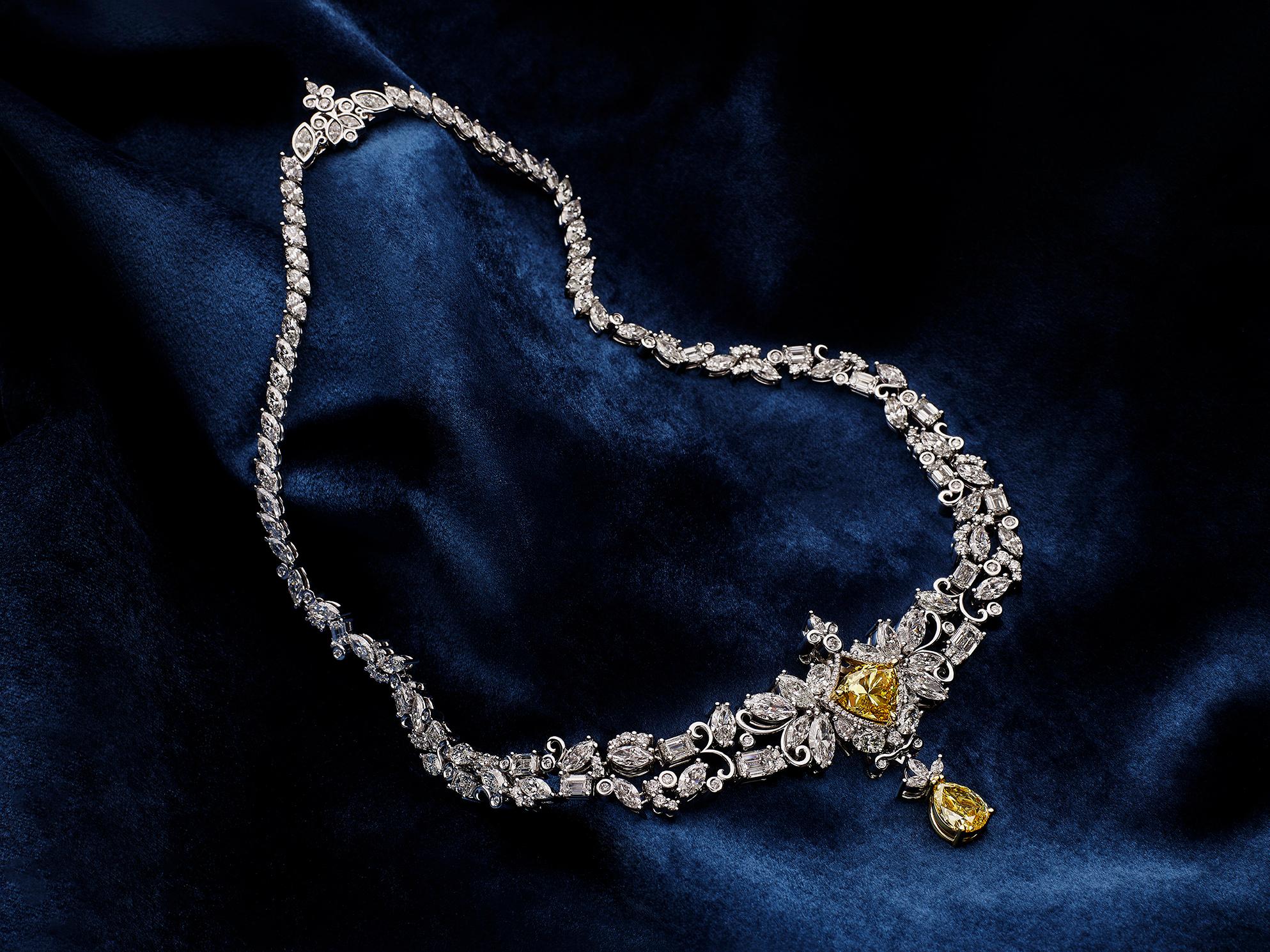 Spektakuläres Collier mit zwei Vivid Diamonds kanadischer Herkunft (Zeitgenössisch) im Angebot