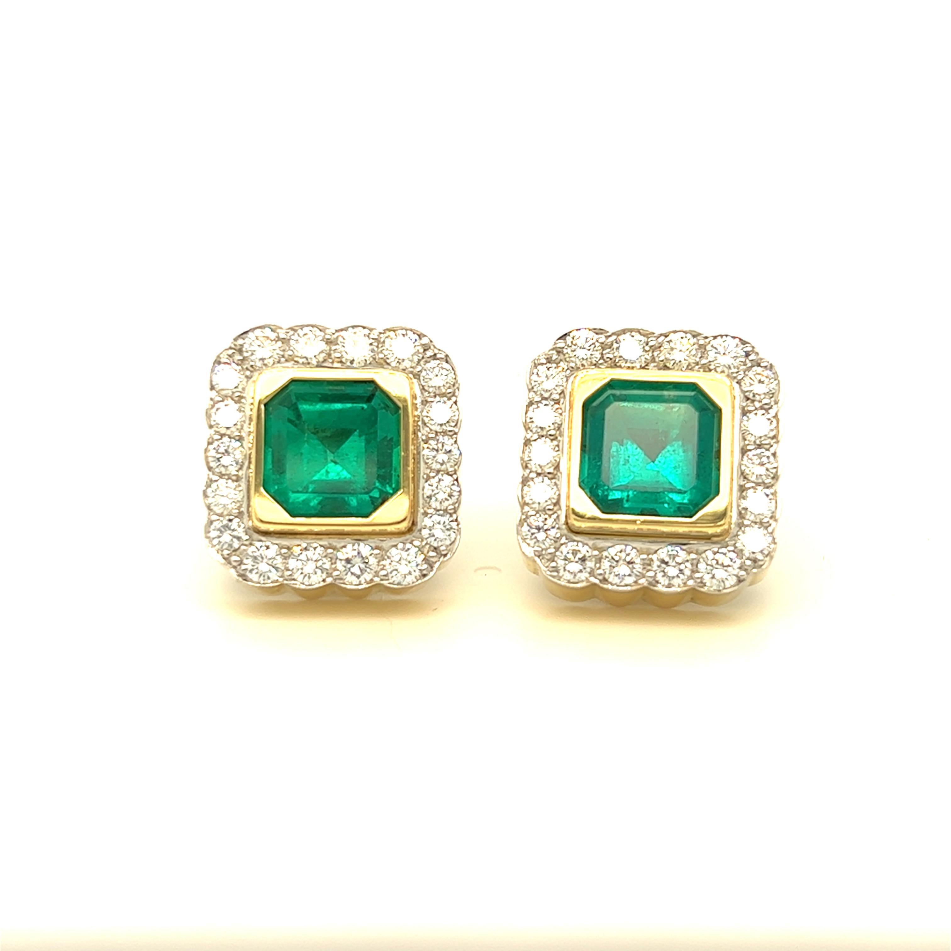 Estos exquisitos pendientes están perfectamente elaborados a mano en oro amarillo con el mejor total de 10 quilates de esmeraldas colombianas y diamantes. La pareja va acompañada de un certificado GIA. La estética de la exquisita esmeralda verde