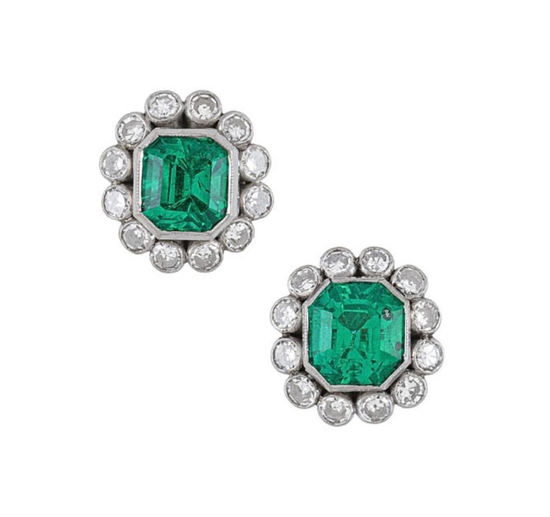 Art Deco GIA-Certified Colombian Emerald and Diamond Cocktail Ring and Earrings Set For Sale
