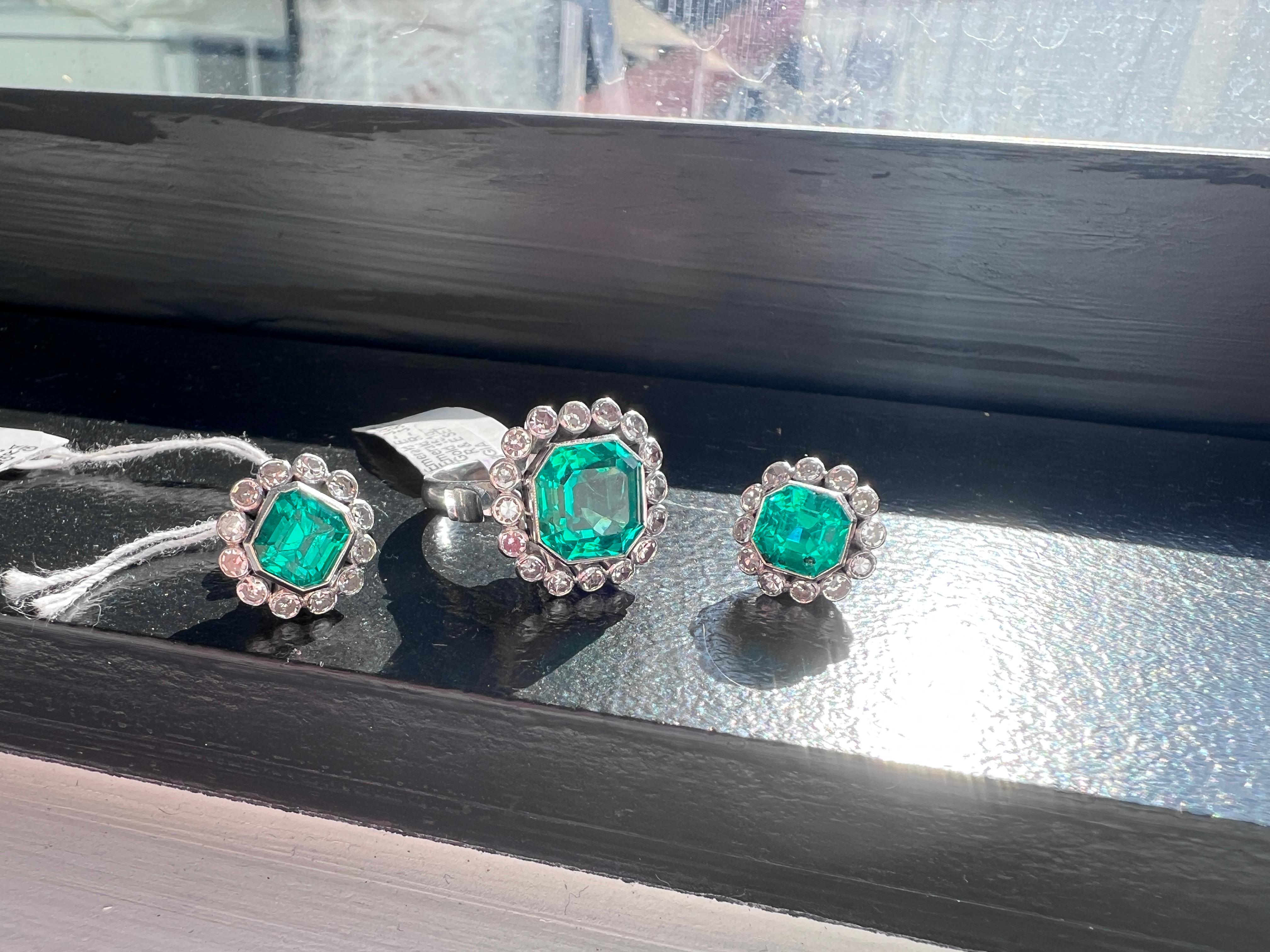 GIA-Certified Colombian Emerald and Diamond Cocktail Ring and Earrings Set In Excellent Condition For Sale In Beverly Hills, CA