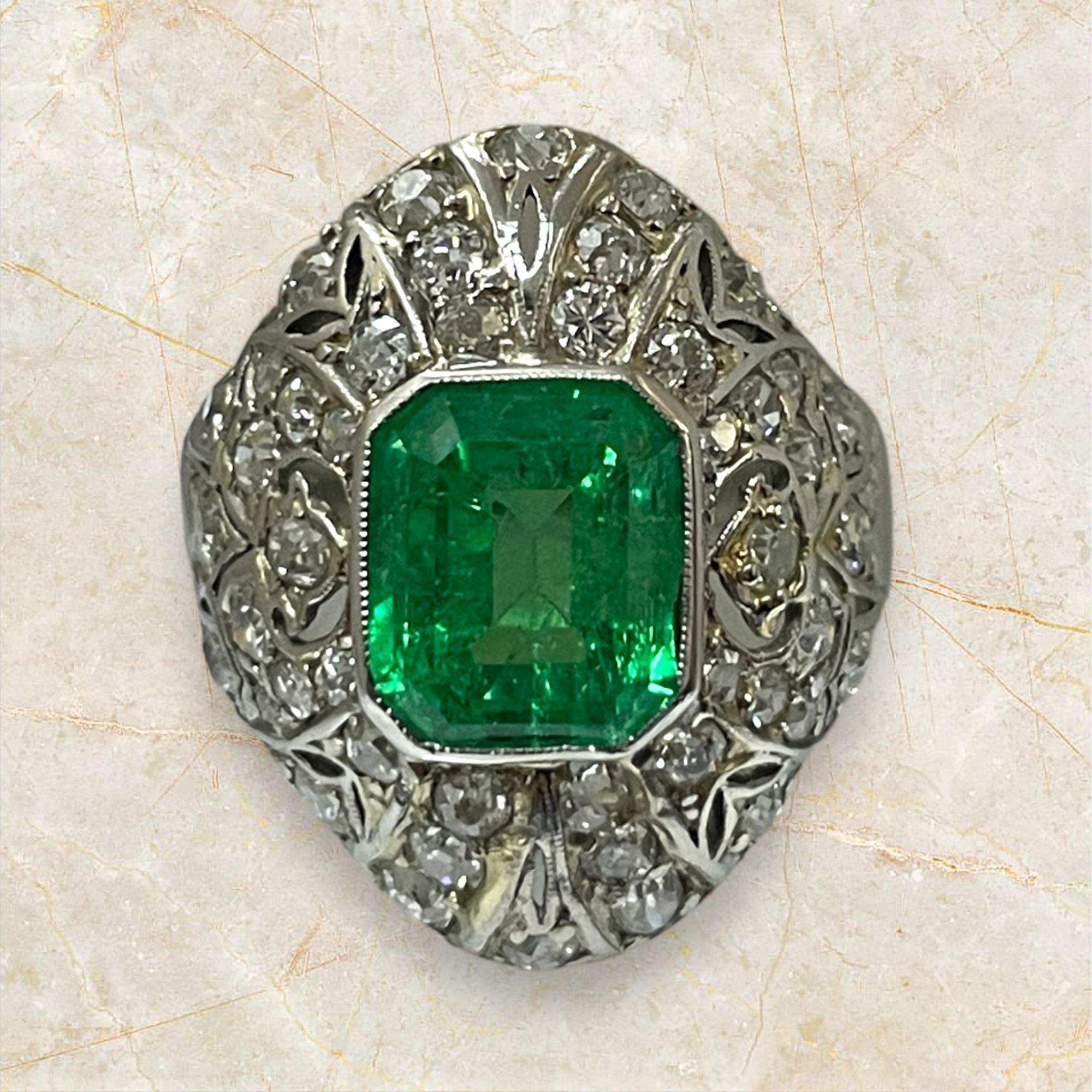 Dieser exquisite Ring aus den 1930er Jahren zeigt einen atemberaubenden, GIA-zertifizierten kolumbianischen Smaragd von 5,02 Karat, umgeben von schillernden, in Platin gefassten Diamanten aus alten Minen. Das filigrane Design und die