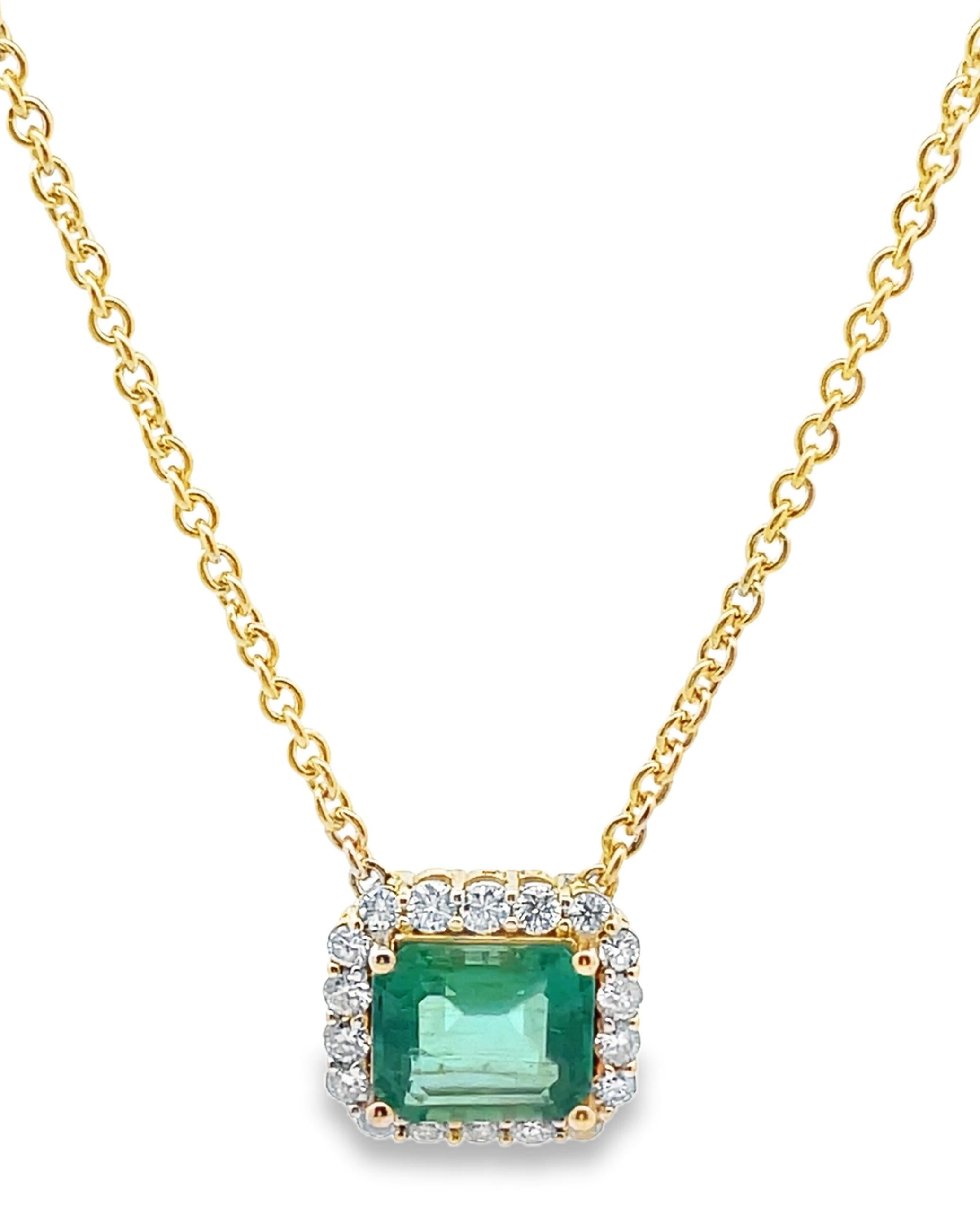 Collana con ciondolo a raggiera in oro giallo 14K con smeraldo e diamante. Il pendente è incastonato con 18 diamanti taglio brillante per un peso totale di 1,62 carati (colore G, purezza VS).  Al centro, uno smeraldo colombiano di 7,89 carati