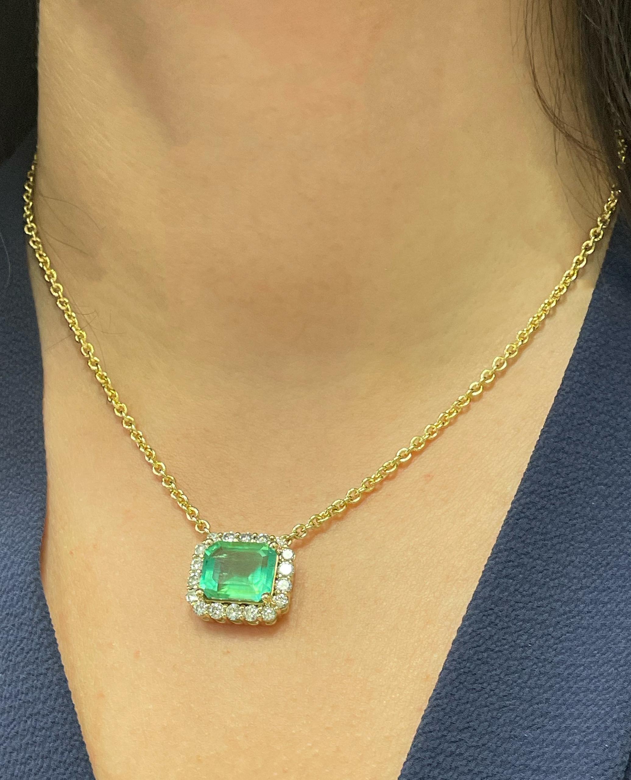 Collana con smeraldo colombiano e diamante certificata GIA in oro giallo 14K in vendita 1