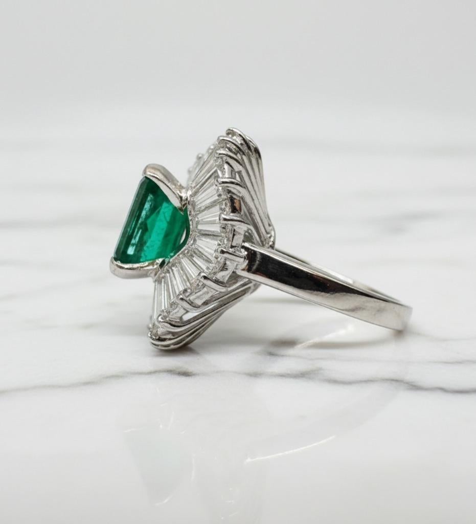 GIA zertifiziert kolumbianischen Smaragd Diamant Platin Ballerina Ring (Smaragdschliff) im Angebot