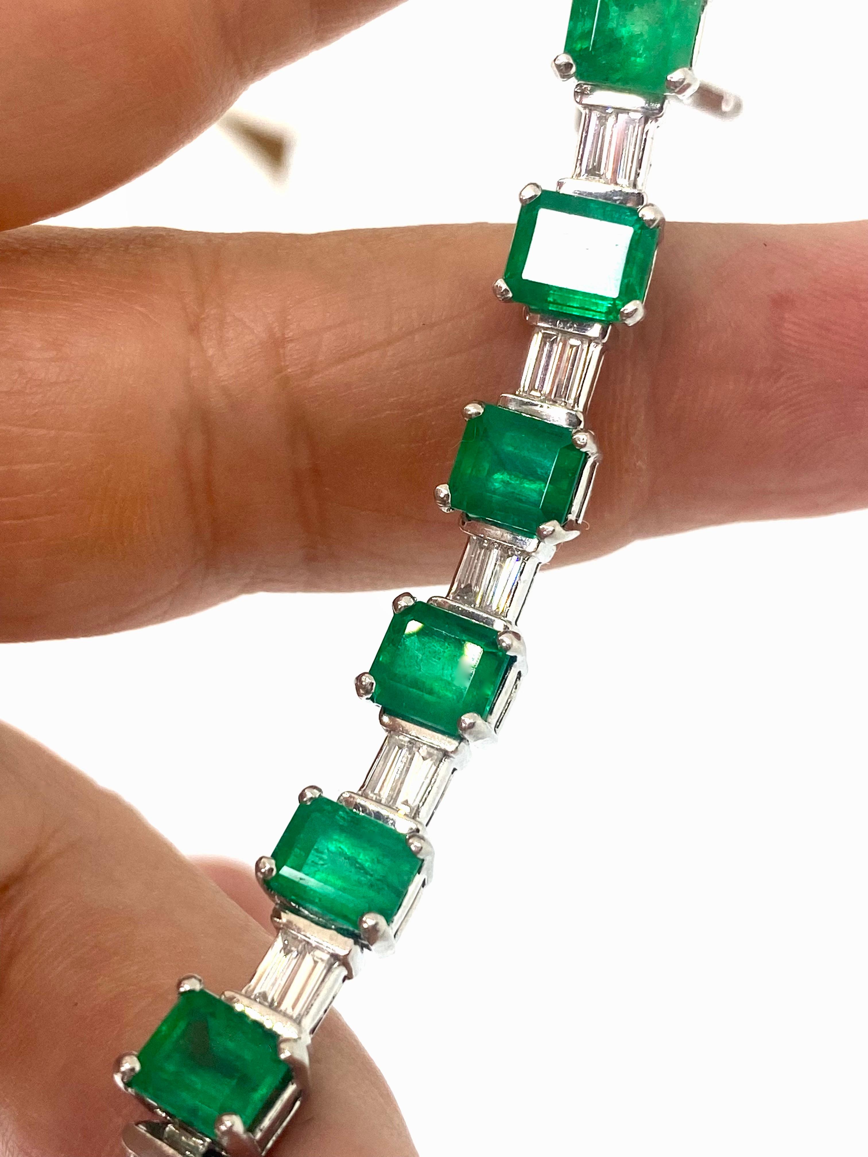 This important estate classic platinum bracelet, featuring fourteen Colombian emeralds, measuring approx. 7.43 x 6.00mm to 6.3 x 5.9mm. Moderate treatment GIA, F2. Approx. total weight emerald 20.10cts, prong set. 
Twenty-eight bar set baguette cut