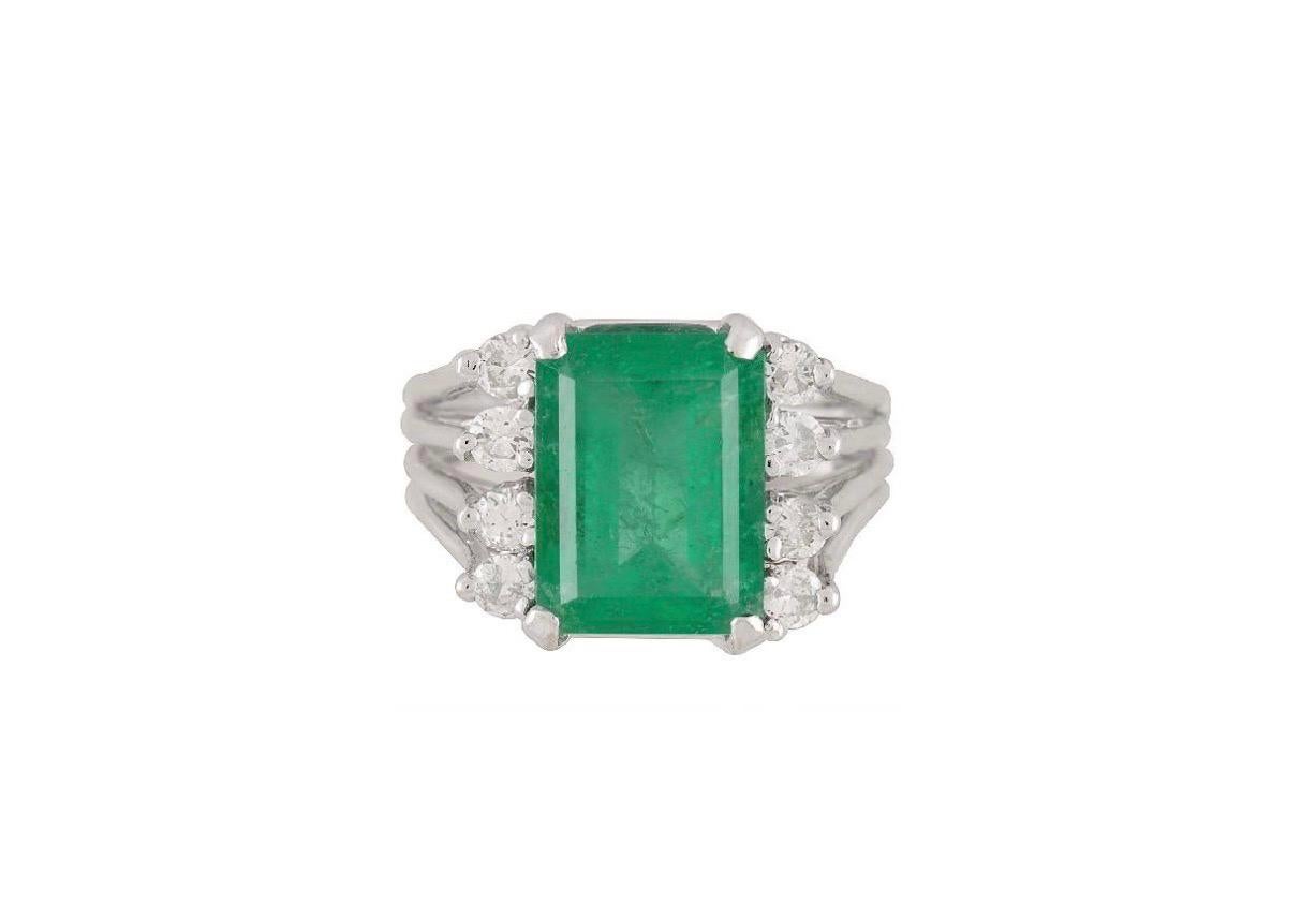 Dieser außergewöhnliche Ring, der Luxus und Seltenheit ausstrahlt, zeigt einen leuchtend grünen kolumbianischen Smaragd, der von GIA zertifiziert und meisterhaft in glänzendes 14-karätiges Weißgold gefasst ist. Der Smaragd wiegt je nach Größe (11,68