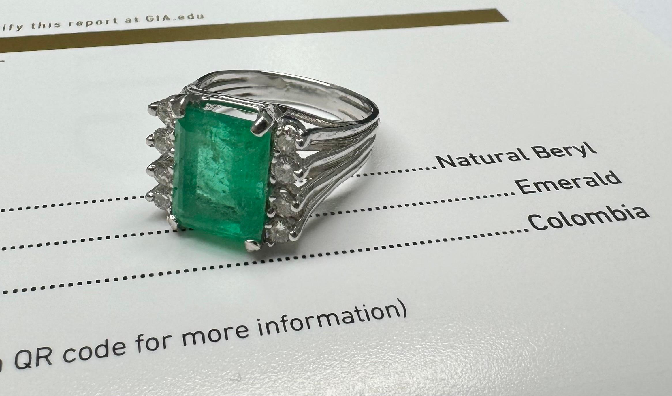 GIA-zertifizierter kolumbianischer Smaragd- und Diamantring aus Weißgold im Zustand „Hervorragend“ im Angebot in Miami, FL