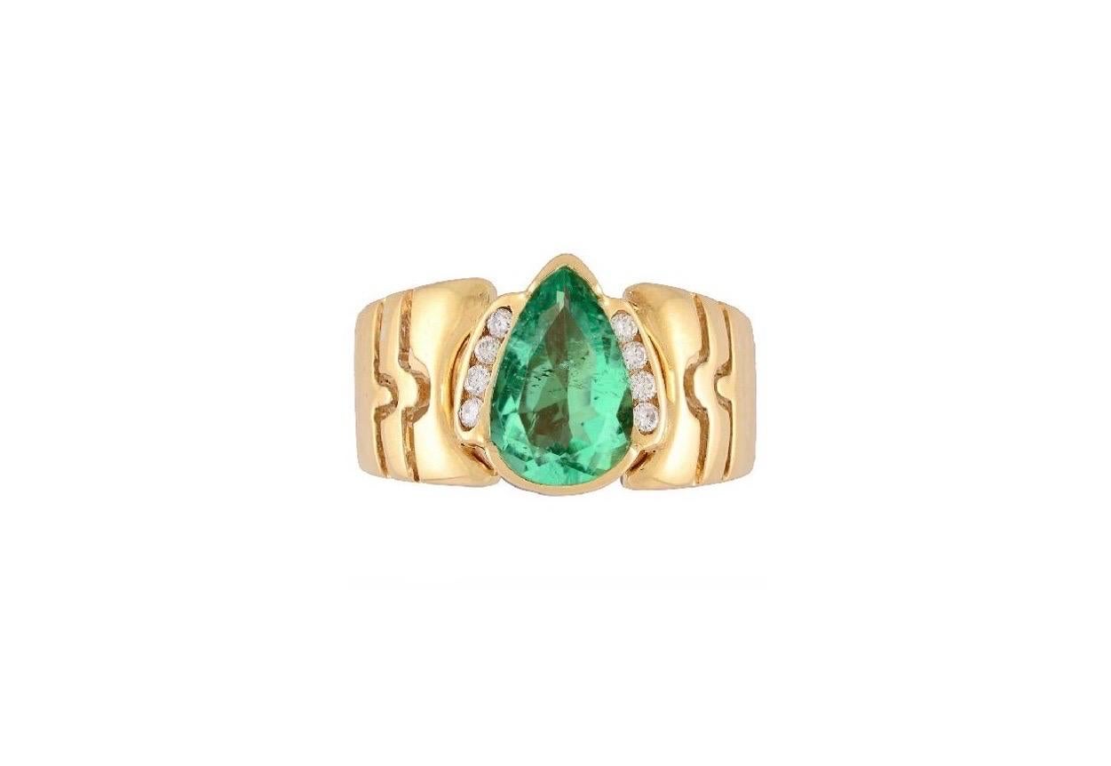 Questo anello di proprietà dal design magistrale presenta uno smeraldo colombiano di qualità eccezionale e riccamente saturo, certificato dalla GIA per la sua origine e autenticità. Lo smeraldo verde vivo a forma di pera misura 11,05 x 7,17 x 4,09