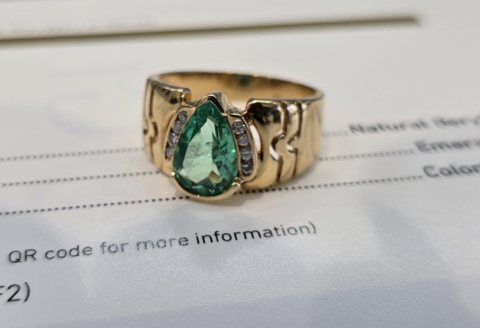 Anello con smeraldo colombiano certificato GIA e taglio a pera in oro 18 carati con diamanti In condizioni ottime in vendita a Miami, FL
