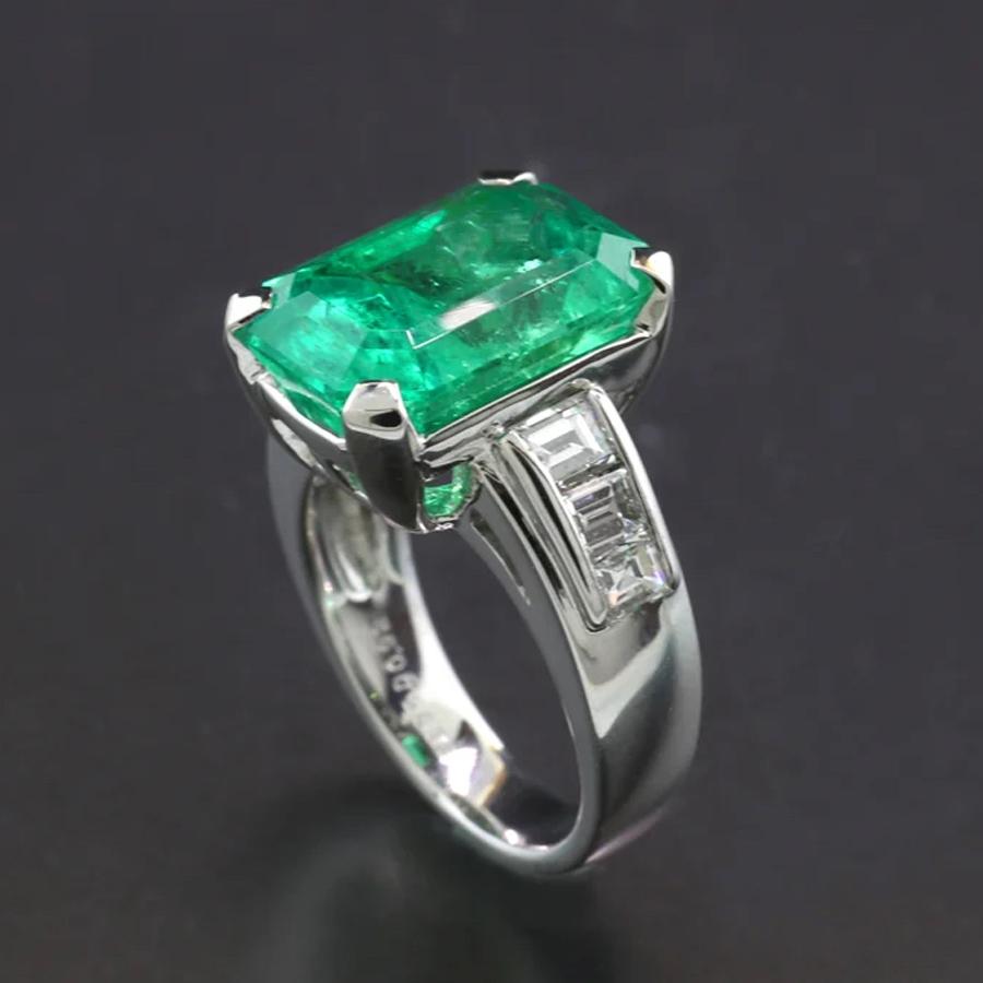 Ring with a precious Colombian emerald approximately 8.96 carats, octagonal cut. Green with fine clarity for an emerald and exceptional brilliance. 