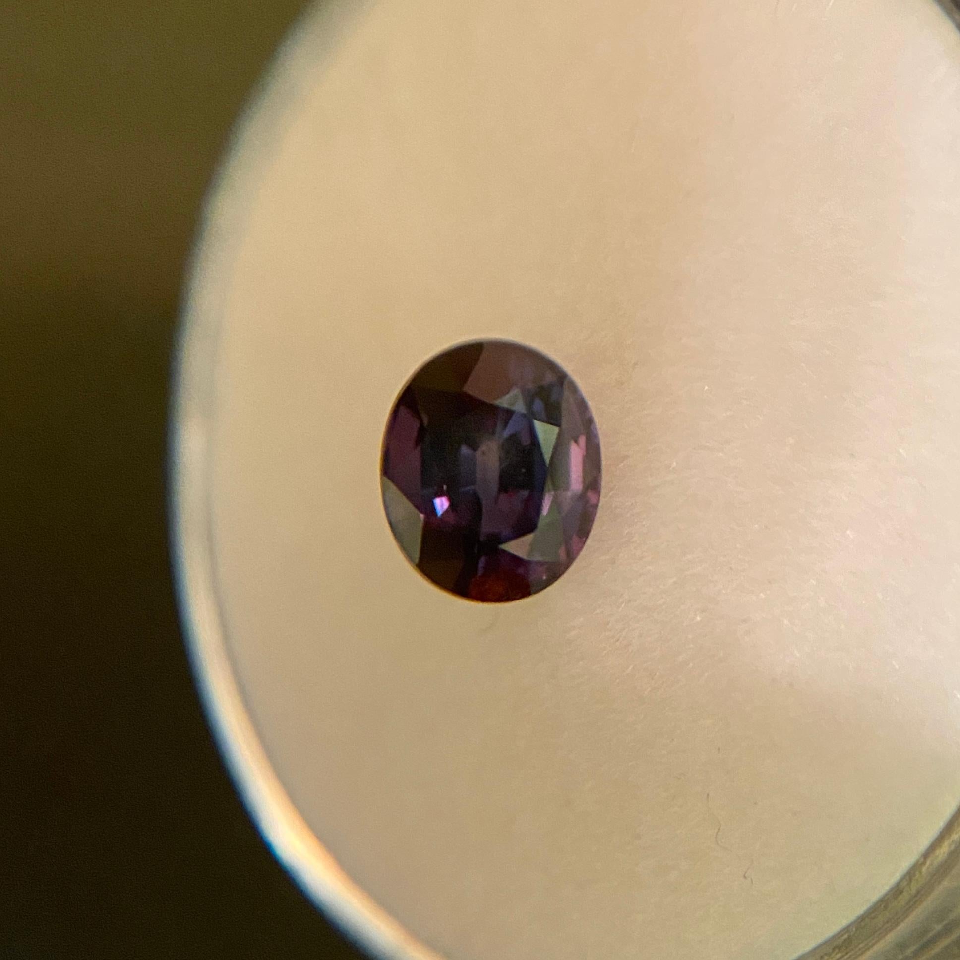 Seltener unbehandelter Farbwechsel Saphir Edelstein.

1.18 Karat unerhitzter Saphir mit seltenem Farbwechsel-Effekt. Die Farbe ändert sich je nach Lichteinfall. Sehr selten bei natürlichen Edelsteinen, insbesondere bei Saphiren. Ändert seine Farbe