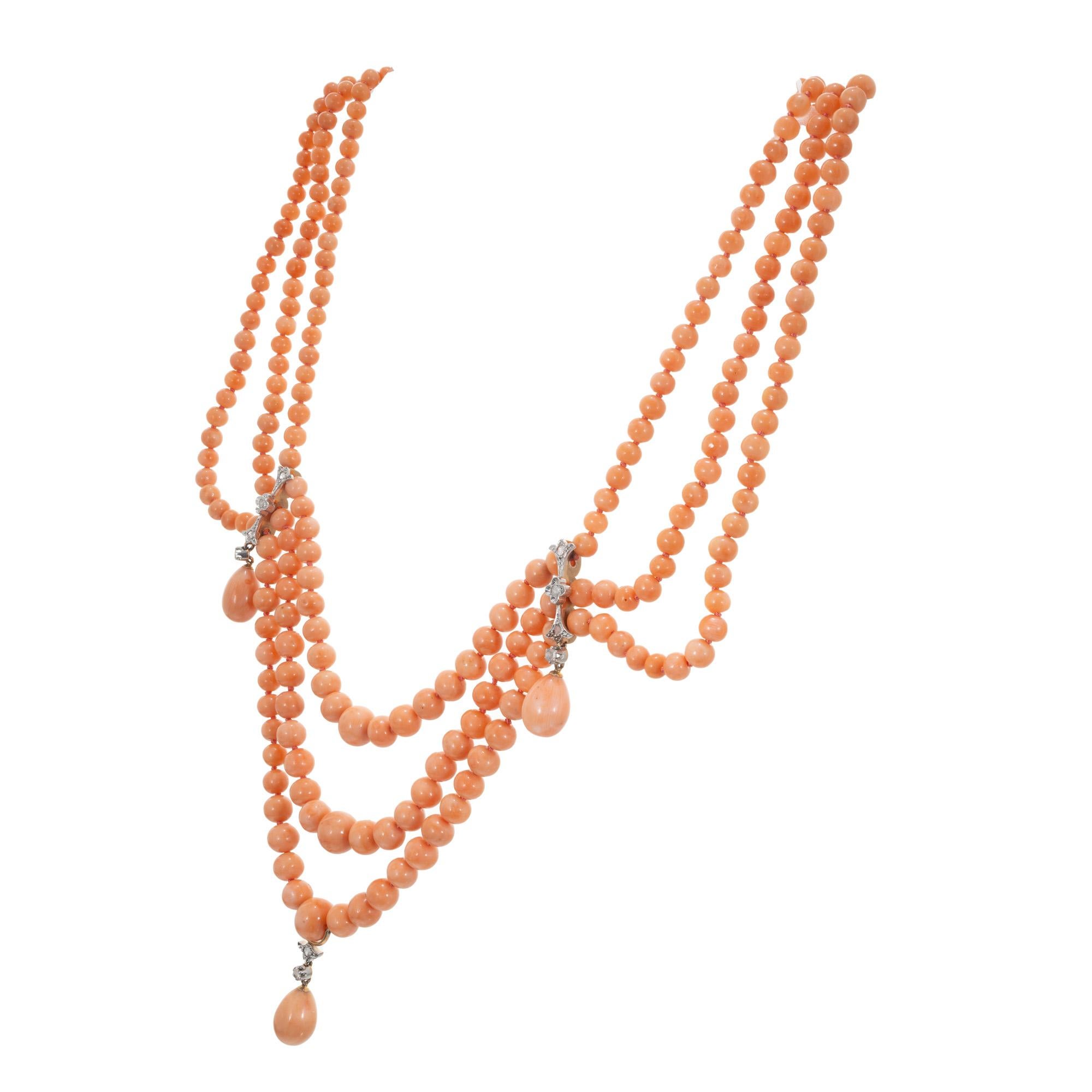 Späte 1800's viktorianischen drei Strang Korallen Perlen Halskette. Diese Halskette zeigt die strahlende Schönheit der Koralle, die für ihre verführerischen Farbtöne und ihre einzigartige Struktur bekannt ist. Die drei Korallenstränge aus gut