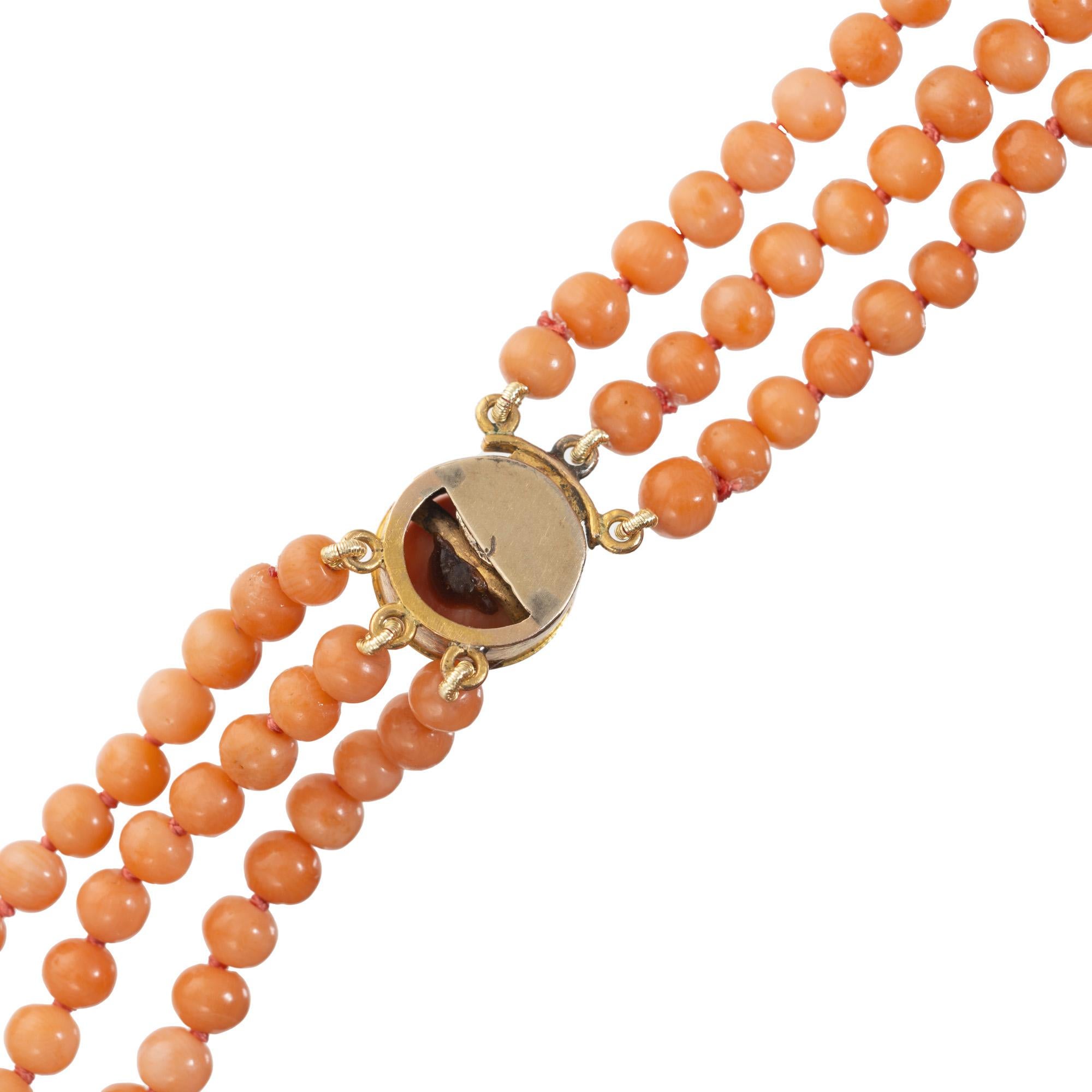 GIA-zertifizierte Koralle Dreistrang-Halskette aus viktorianischem Gold im Angebot 1