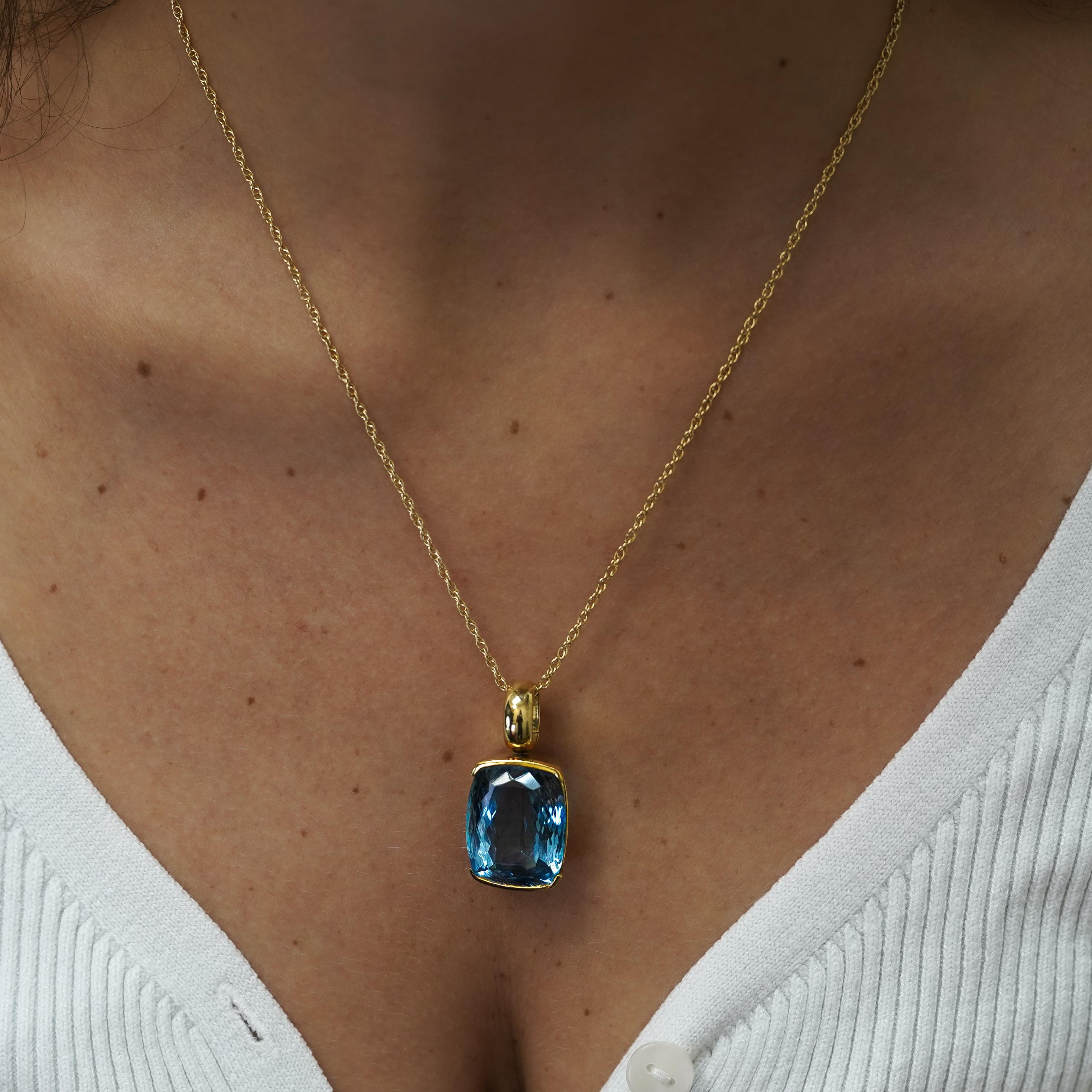 GIA zertifiziert Cushion Cut Blue Topaz in 18K Gold Lünette Anhänger Halskette im Angebot 4