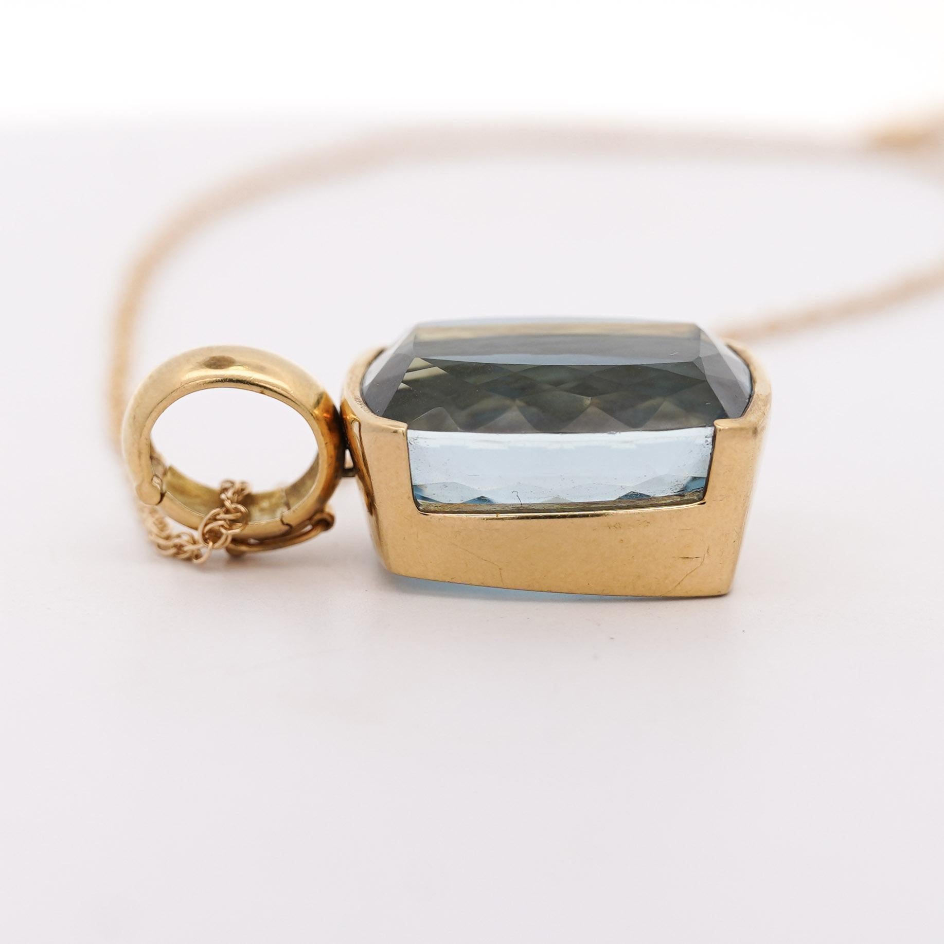 GIA zertifiziert Cushion Cut Blue Topaz in 18K Gold Lünette Anhänger Halskette im Angebot 5