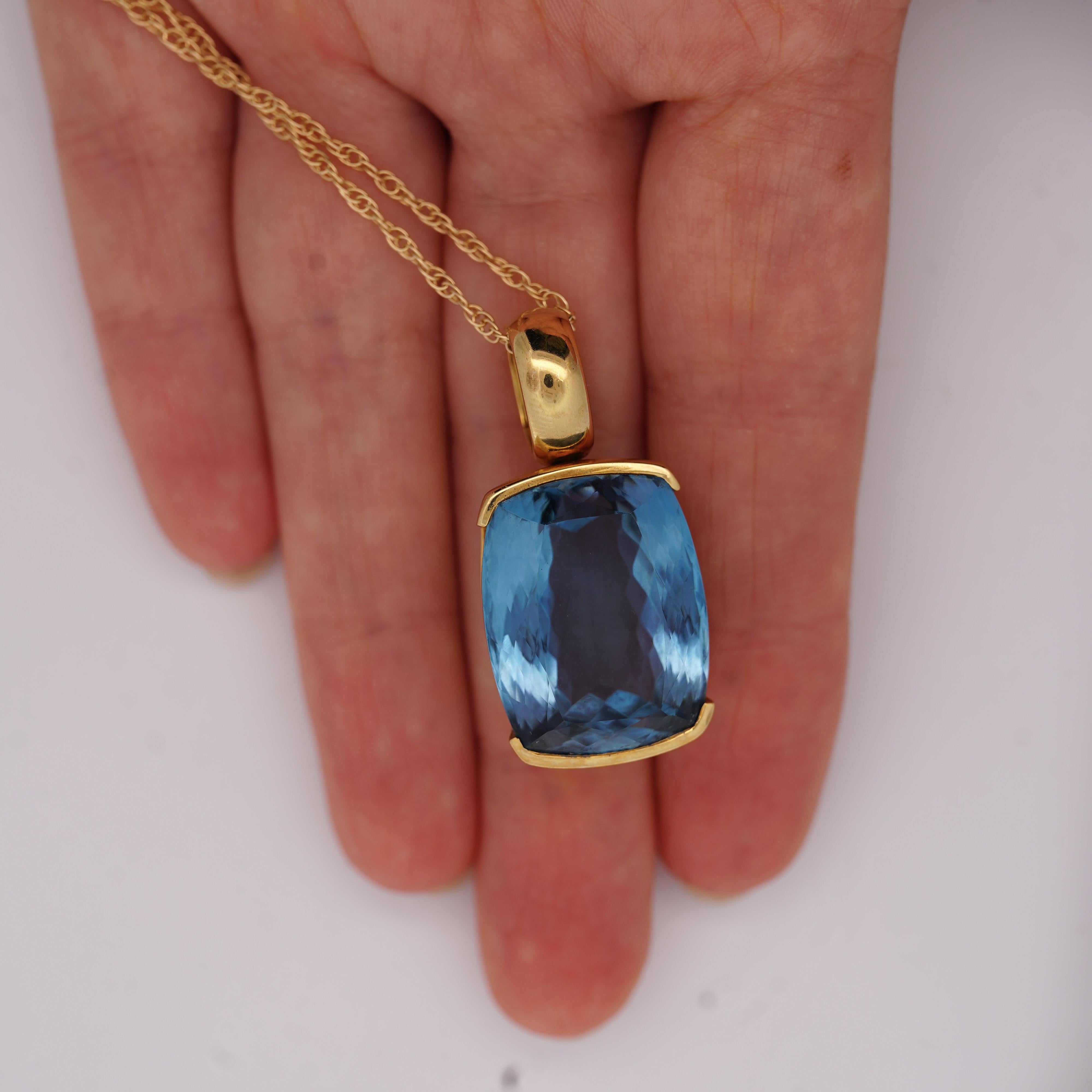 18K Gelbgold Cushion Cut Blue Topaz Anhänger Halskette - GIA zertifiziert

GIA-zertifizierter Blautopas-Anhänger mit Stein im Kissenschliff in halber Lünettenfassung aus 18 Karat Gelbgold mit passender 18-Zoll-Kabelkette. Der natürliche Topas misst