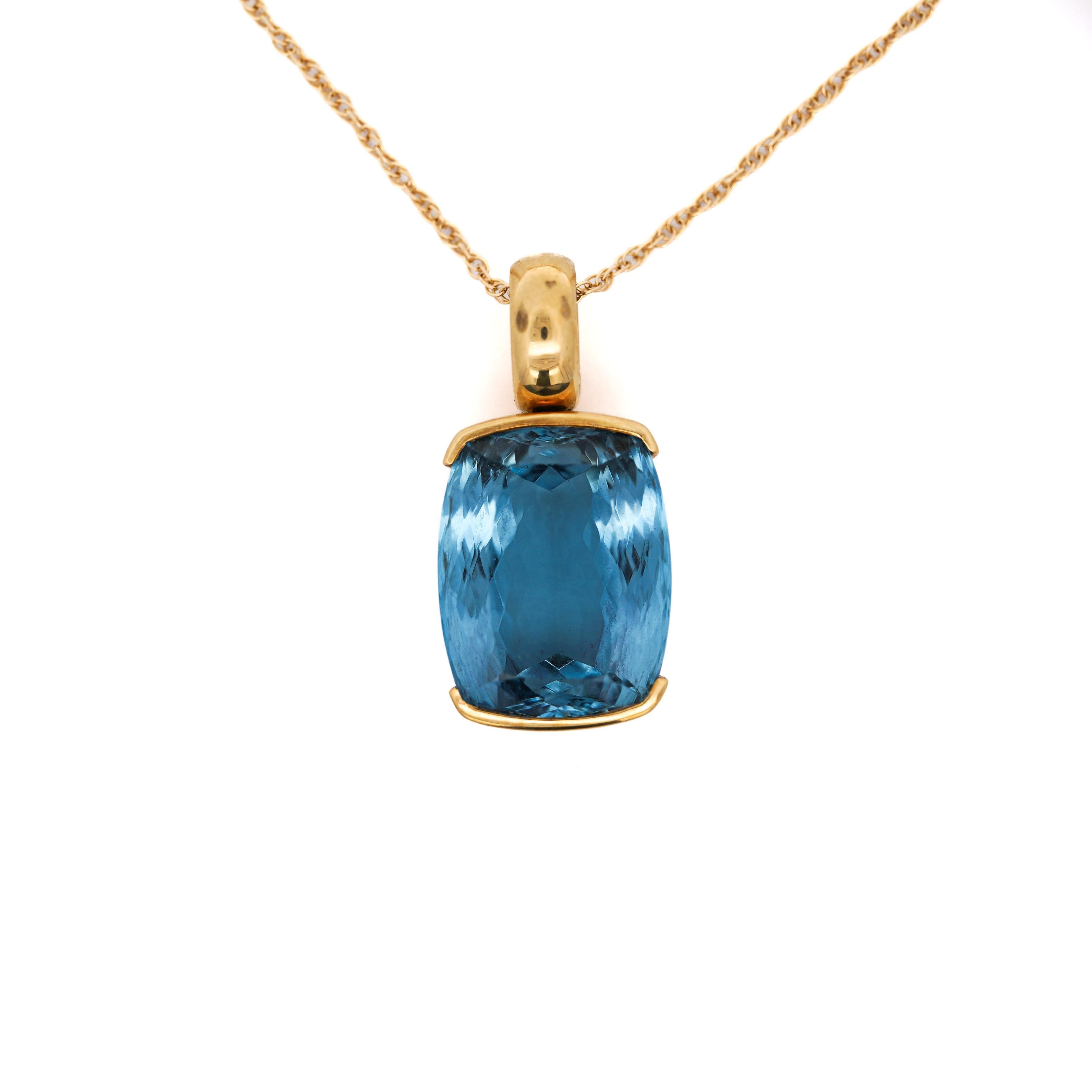 GIA zertifiziert Cushion Cut Blue Topaz in 18K Gold Lünette Anhänger Halskette (Moderne) im Angebot