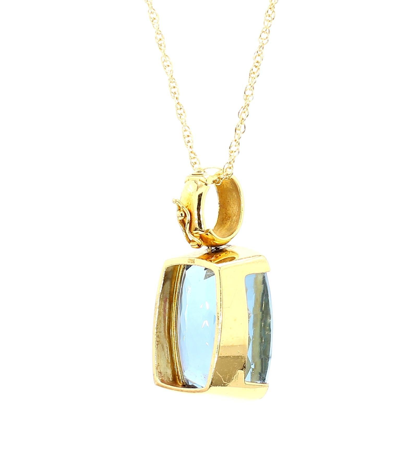 GIA zertifiziert Cushion Cut Blue Topaz in 18K Gold Lünette Anhänger Halskette (Kissenschliff) im Angebot
