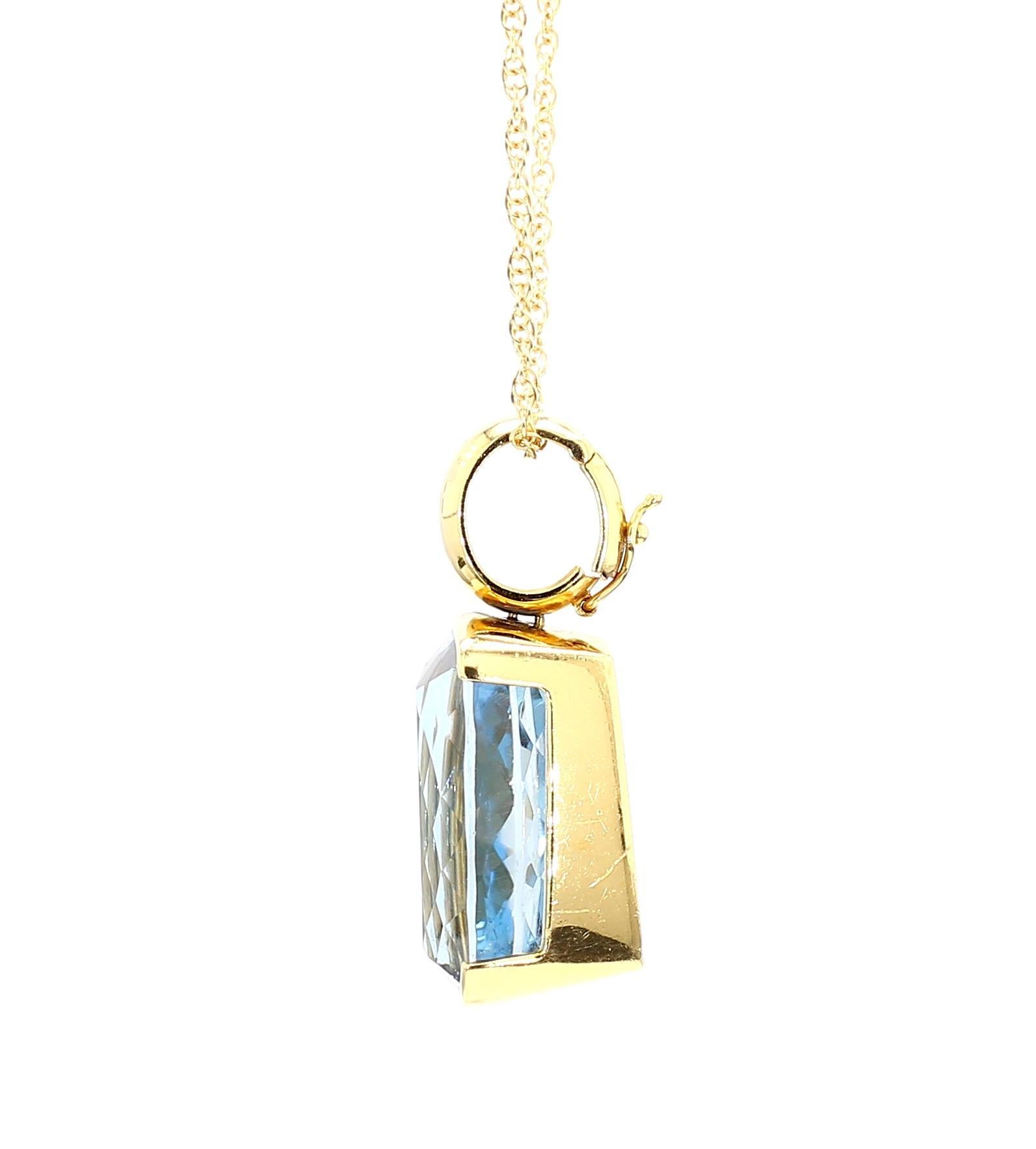 GIA zertifiziert Cushion Cut Blue Topaz in 18K Gold Lünette Anhänger Halskette Damen im Angebot