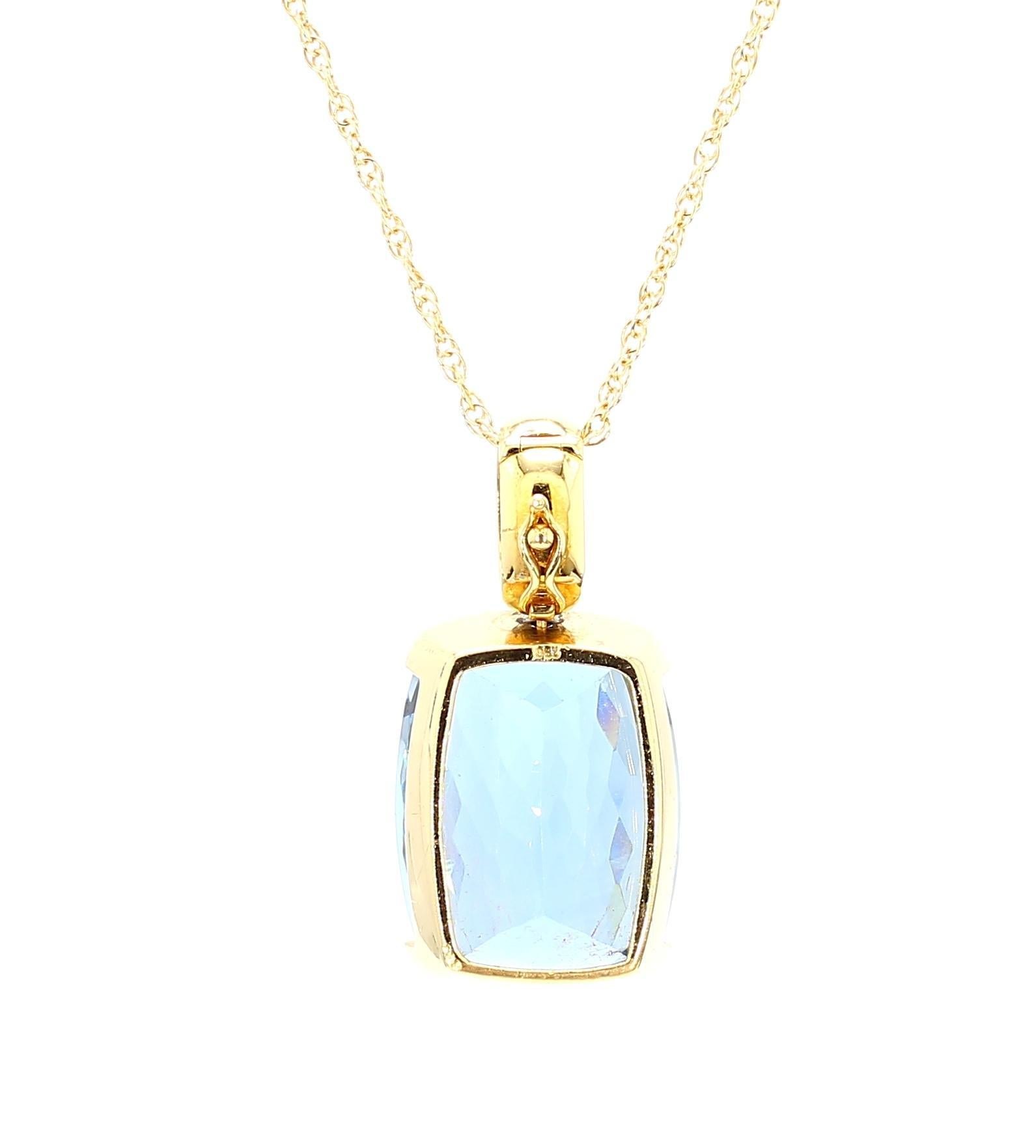 GIA zertifiziert Cushion Cut Blue Topaz in 18K Gold Lünette Anhänger Halskette im Angebot 1