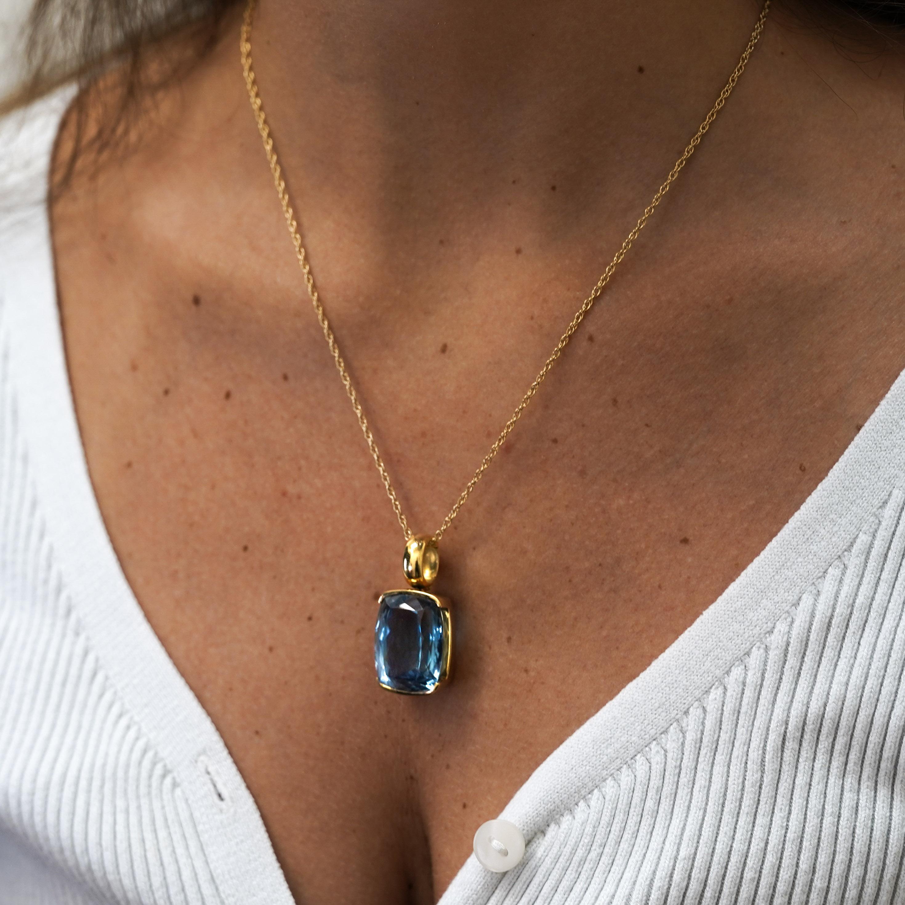 GIA zertifiziert Cushion Cut Blue Topaz in 18K Gold Lünette Anhänger Halskette im Angebot 2