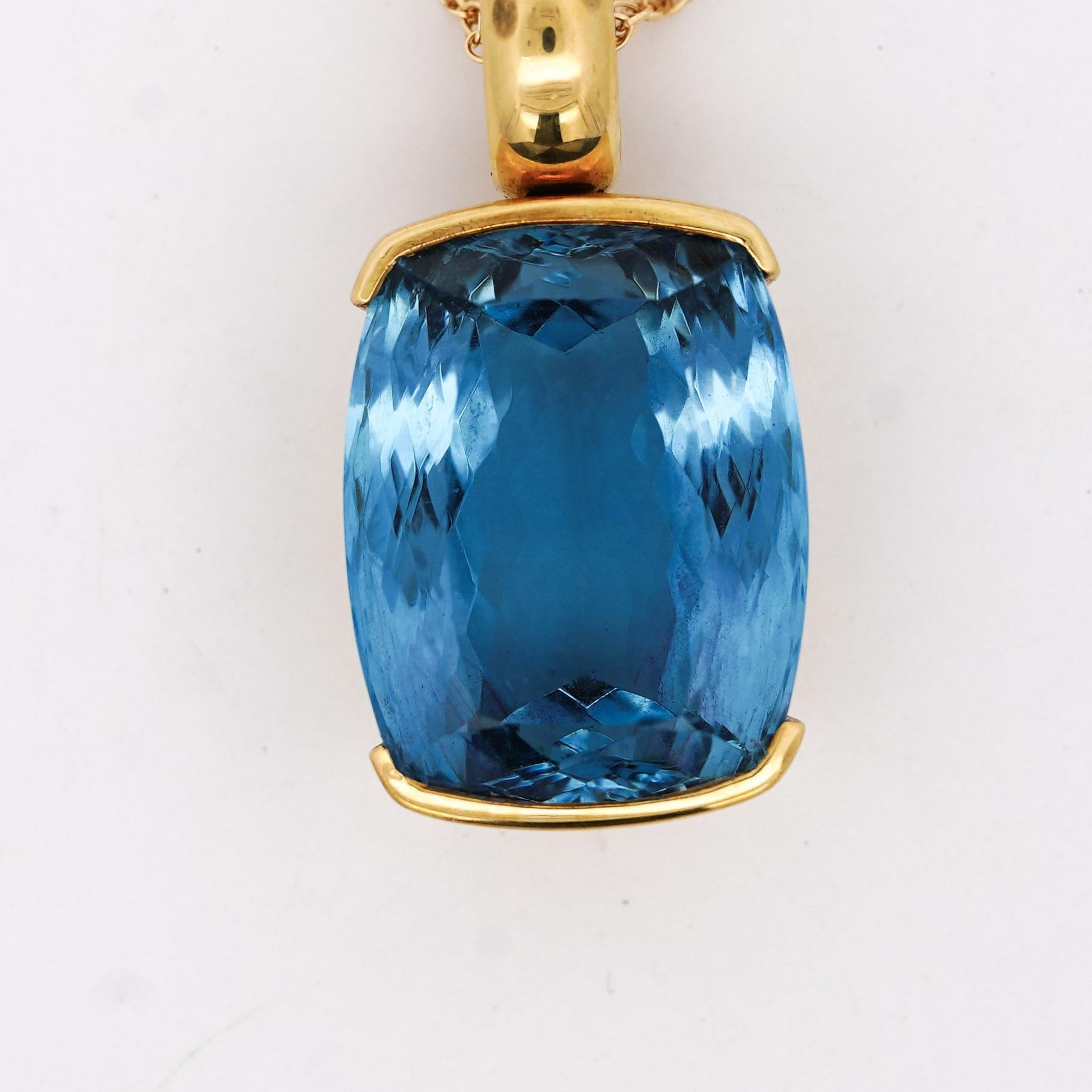 GIA zertifiziert Cushion Cut Blue Topaz in 18K Gold Lünette Anhänger Halskette im Angebot 3
