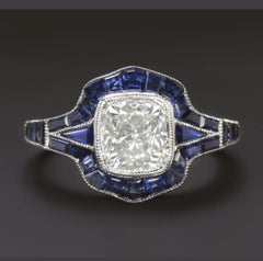 Verlobungsring mit GIA-zertifiziertem Diamant im Kissenschliff und Saphir-Halo mit Kissenschliff
