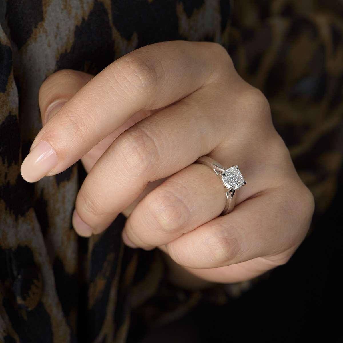 Bague de fiançailles avec diamant taille coussin certifié GIA de 1,70 carat F/VS1 en vente 1