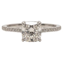 Anillo de compromiso con diamante de talla cojín certificado por el GIA