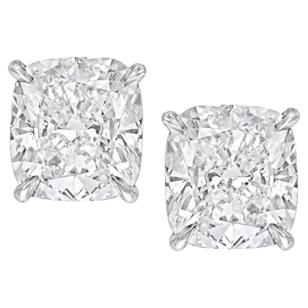 GIA Certified Cushion Cut Diamond Stud Ears in Platinum E/F (Boucles d
oreilles en platine avec diamant coussin certifié)