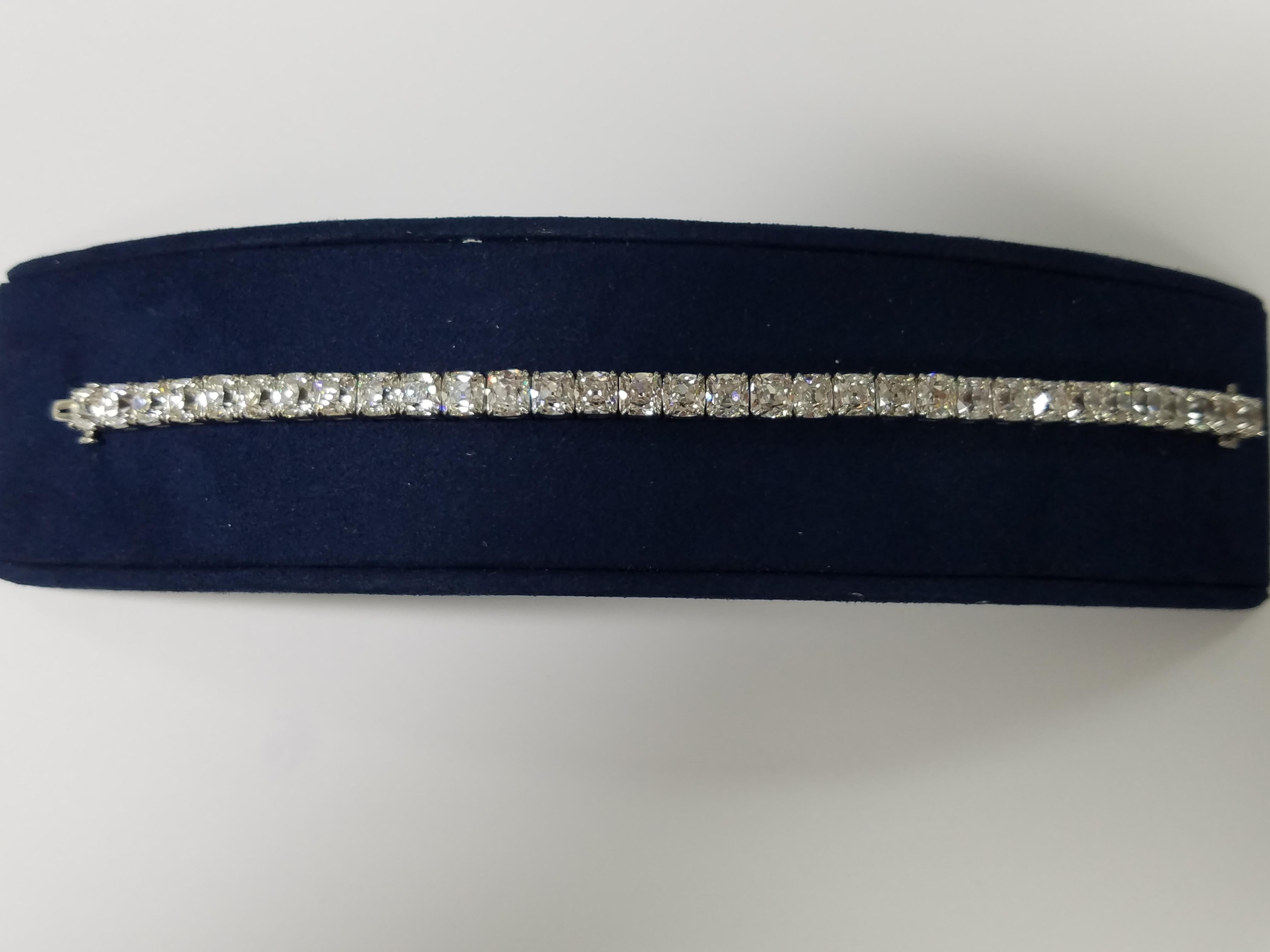 GIA-zertifiziertes Tennisarmband mit 33,07 Karat Diamant im Kissenschliff von Louis Newman für Damen oder Herren im Angebot