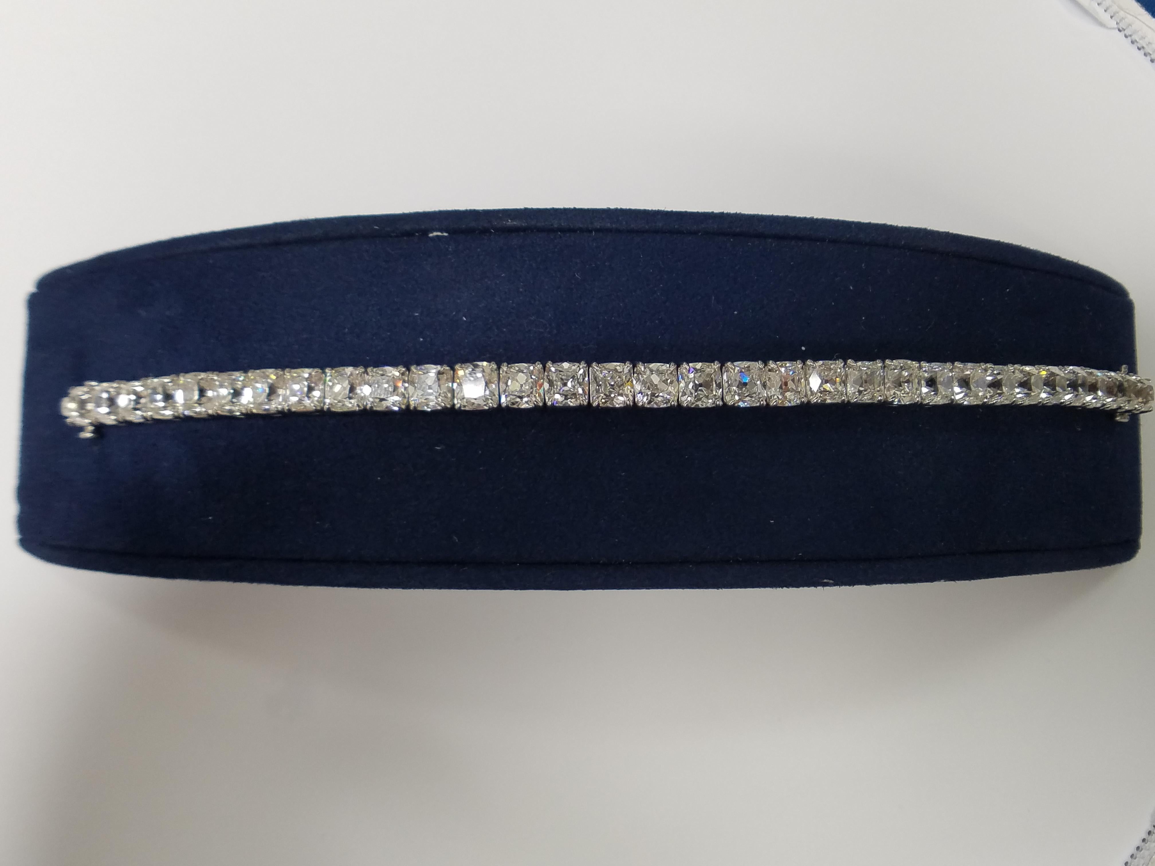 GIA-zertifiziertes Tennisarmband mit 33,07 Karat Diamant im Kissenschliff von Louis Newman im Angebot 1
