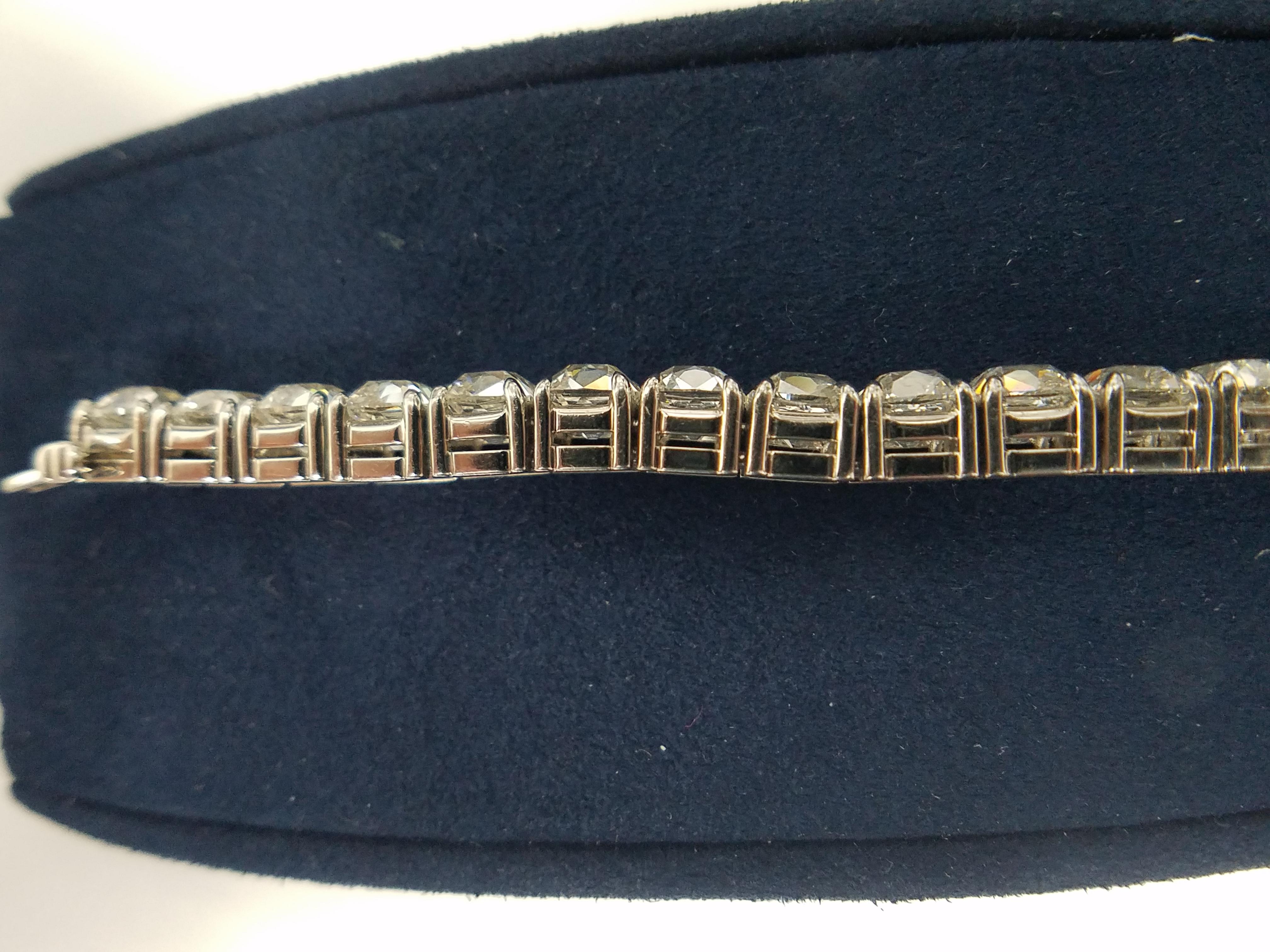 Bracciale tennis con diamanti taglio cuscino certificati GIA da Louis Newman 33,07 carati in vendita 1