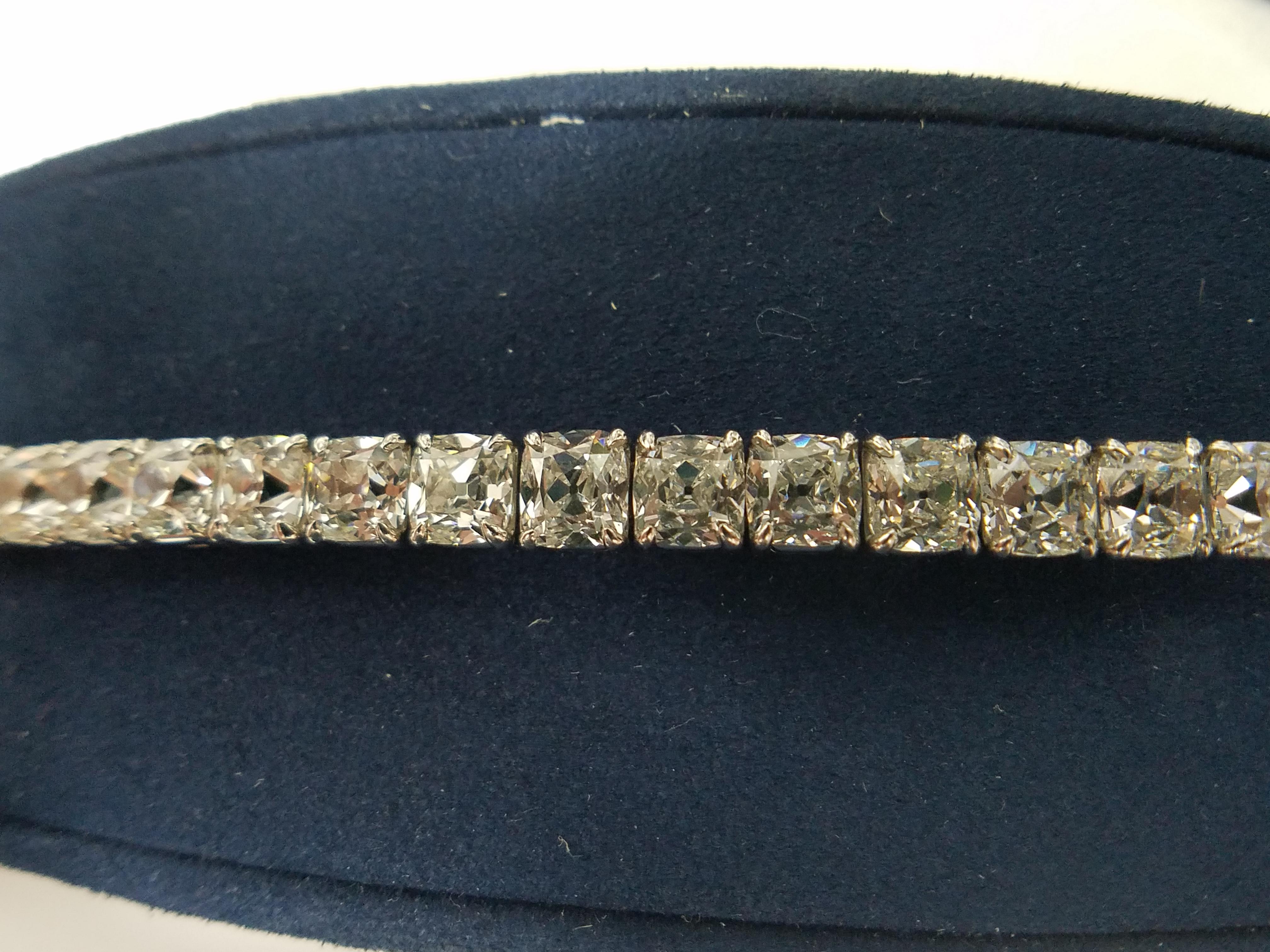 Bracciale tennis con diamanti taglio cuscino certificati GIA da Louis Newman 33,07 carati in vendita 3