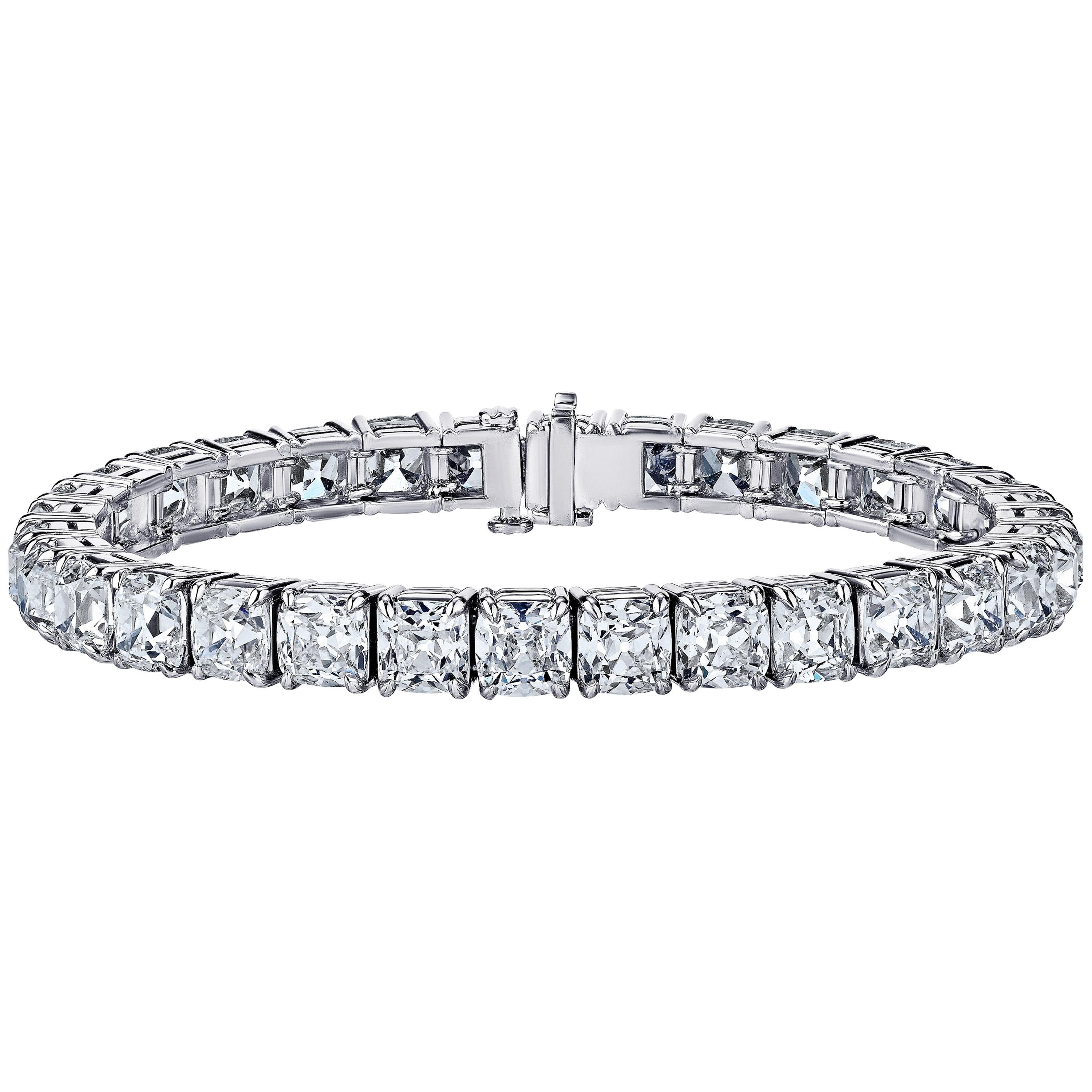 Bracelet tennis en diamants taille coussin de 33,07 carats certifiés GIA par Louis Newman
