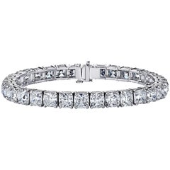 Bracelet tennis en diamants taille coussin de 33,07 carats certifiés GIA par Louis Newman