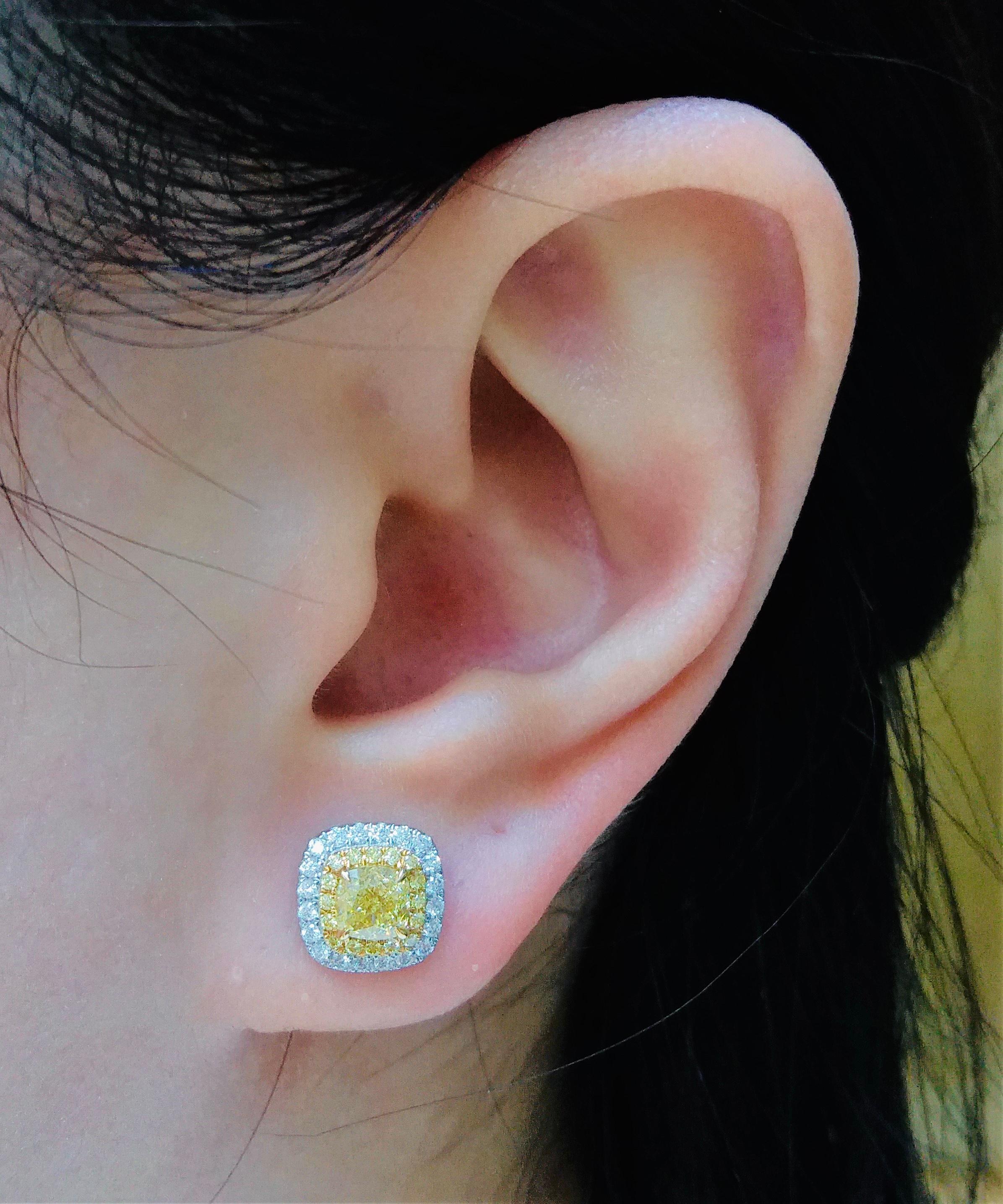 Art Déco Orecchino in oro 18K con diamante giallo e diamante bianco con taglio a cuscino certificato GIA in vendita