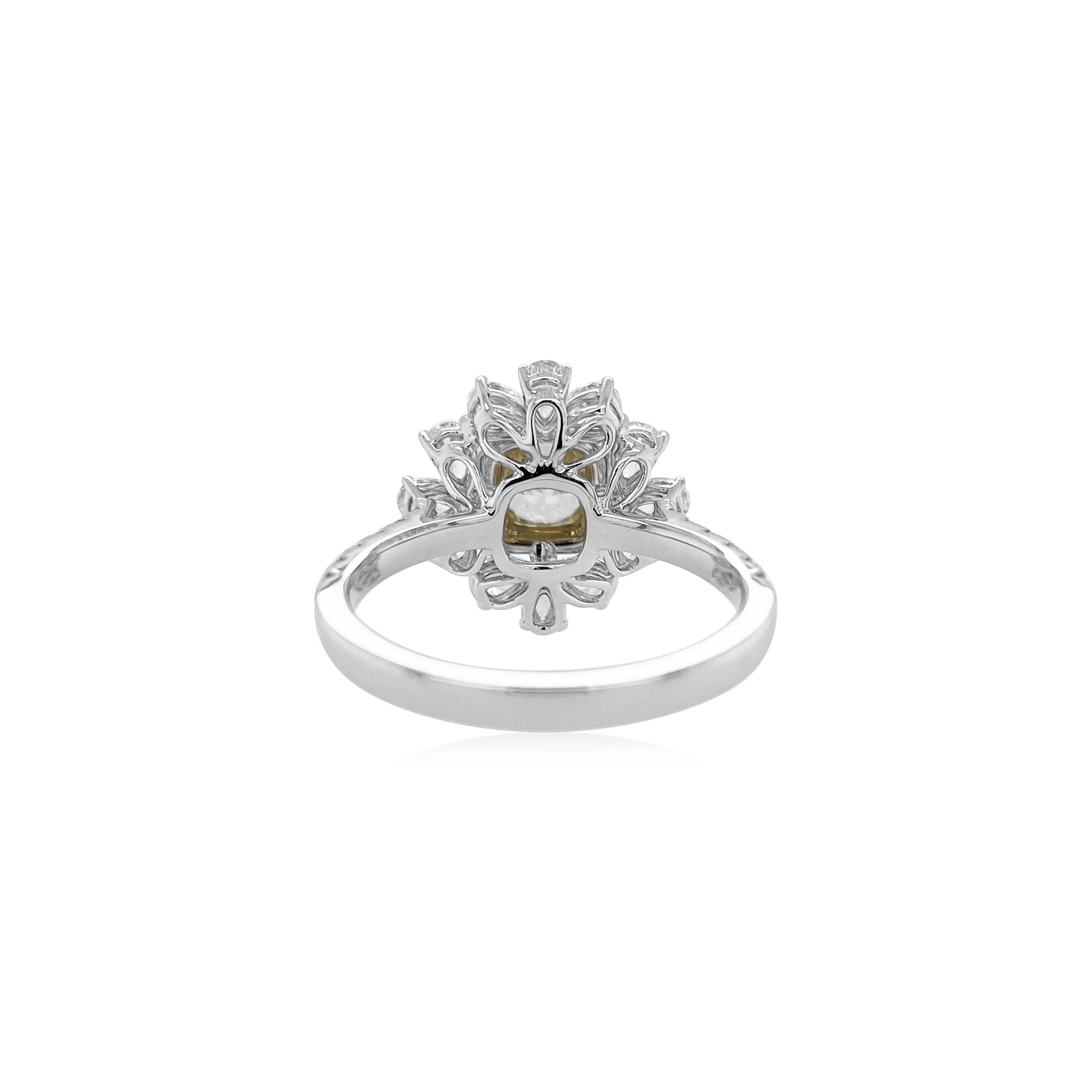 GIA-zertifizierter Ring mit natürlichem gelben Fancy-Diamanten und weißem Diamanten im Kissenschliff im Zustand „Neu“ im Angebot in Hong Kong, HK