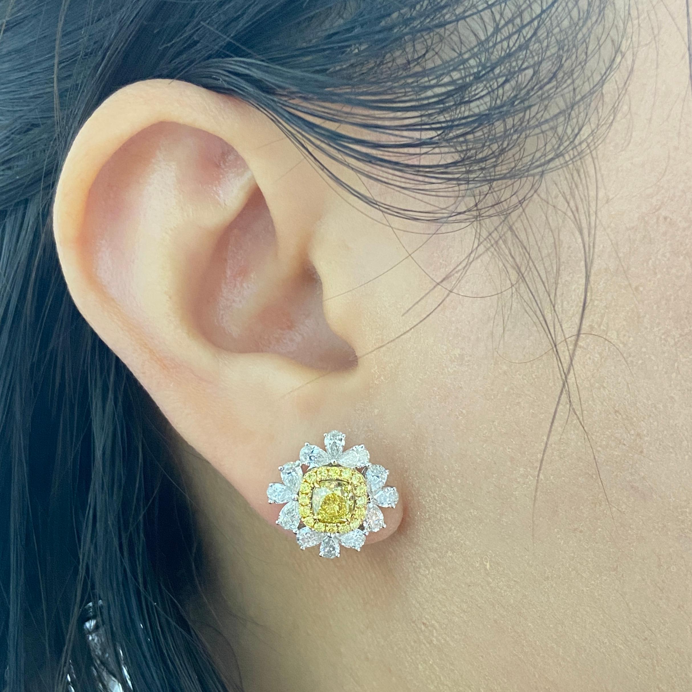 Art déco Boucles d'oreilles en or 18 carats certifiées GIA et composées de diamants naturels de couleur jaune fantaisie taillés en coussin en vente