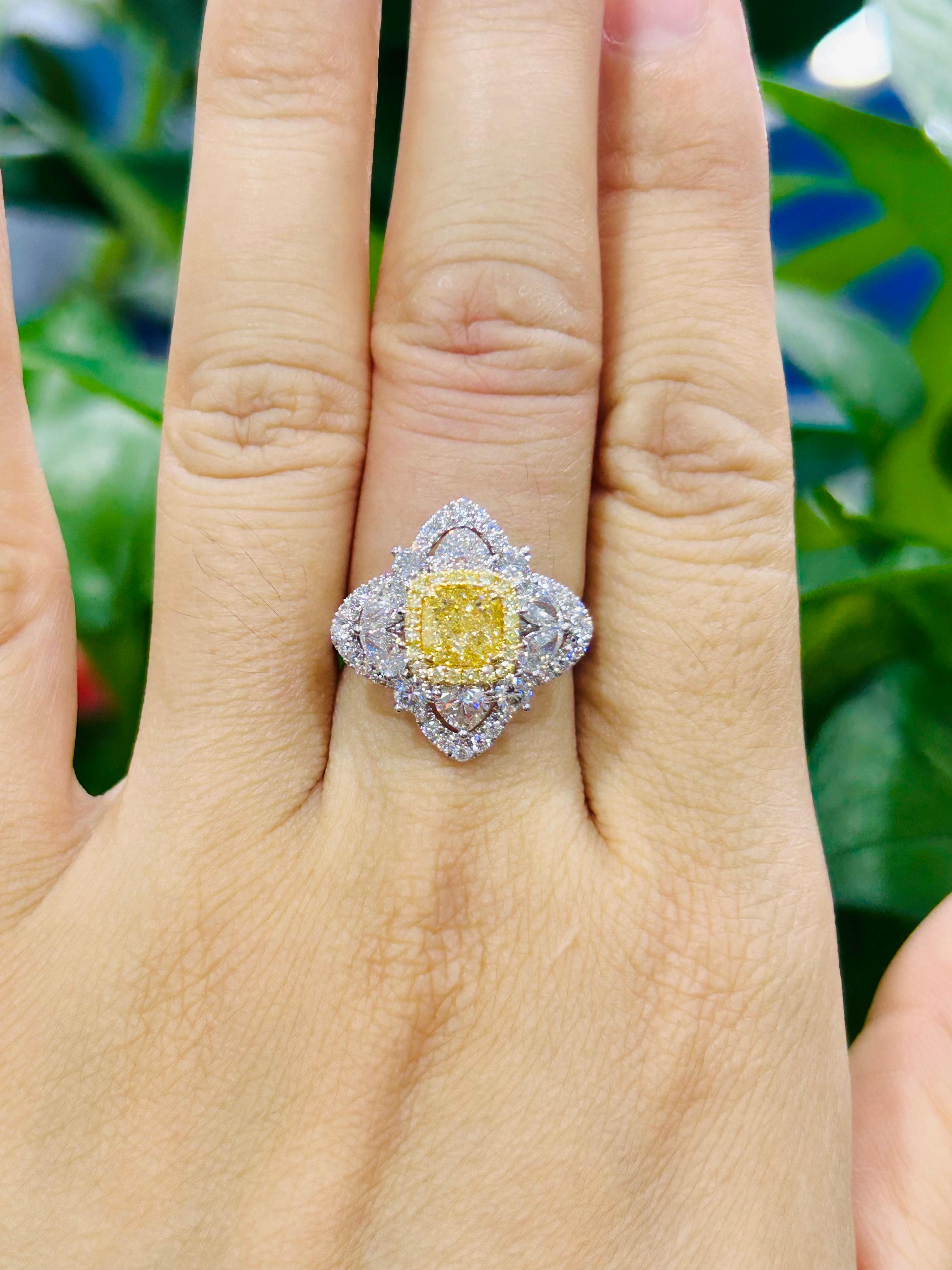 Cette bague exquise met en valeur un envoûtant diamant jaune naturel de taille coussin certifié GIA, rayonnant d'une brillance chaleureuse et captivante. Sertie dans de l'or 18 carats, la teinte vibrante du diamant est magnifiquement complétée par