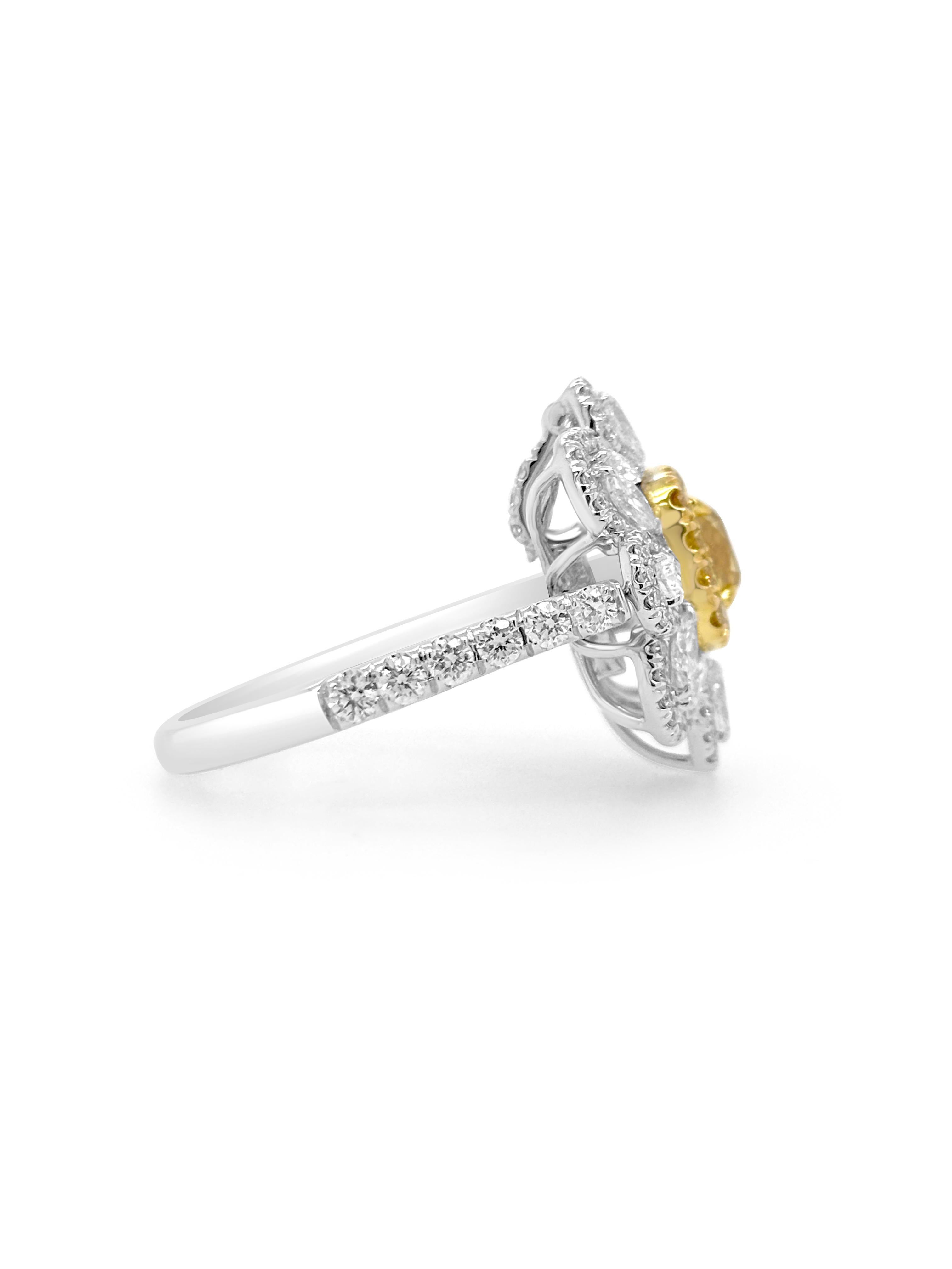 Contemporain Bague et pendentif en or 18 carats avec diamant naturel jaune taillé en coussin certifié par le GIA en vente