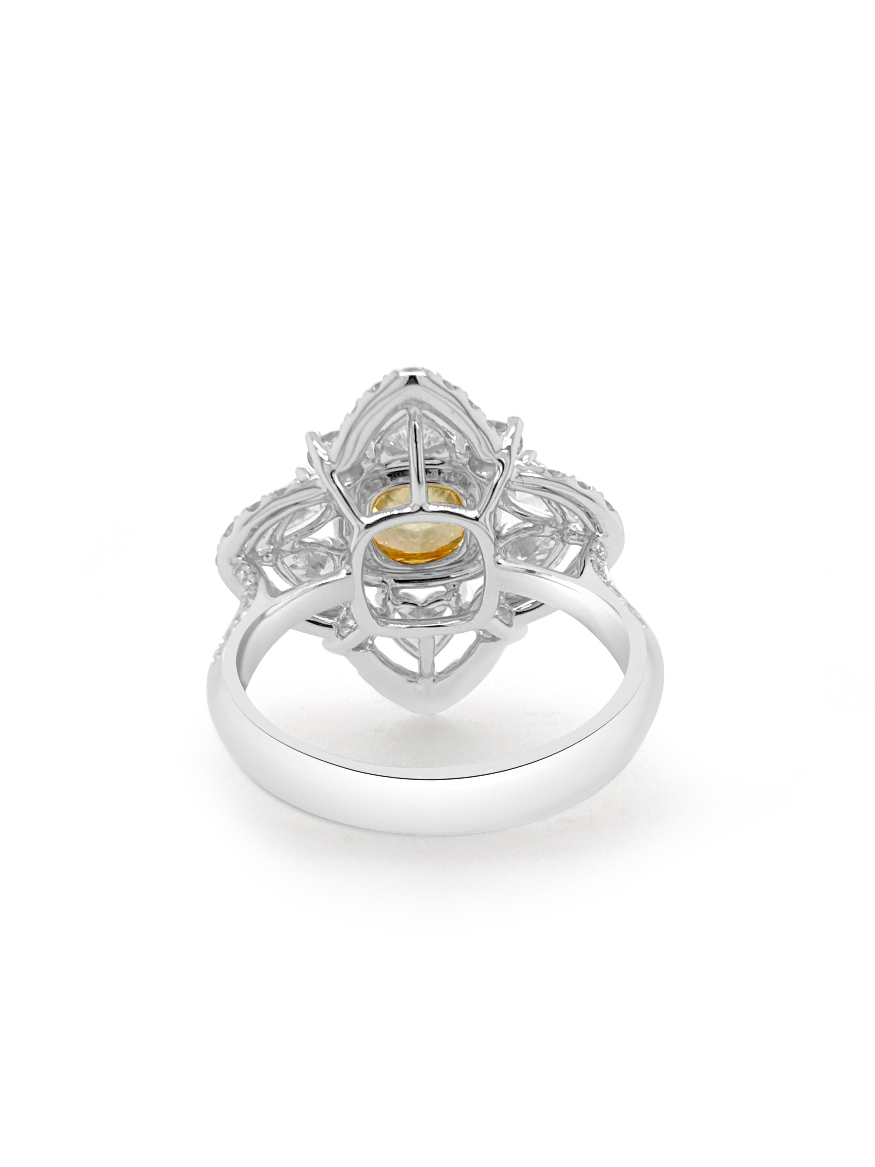 Contemporain Bague et pendentif en or 18 carats avec diamant naturel jaune taillé en coussin certifié par le GIA en vente